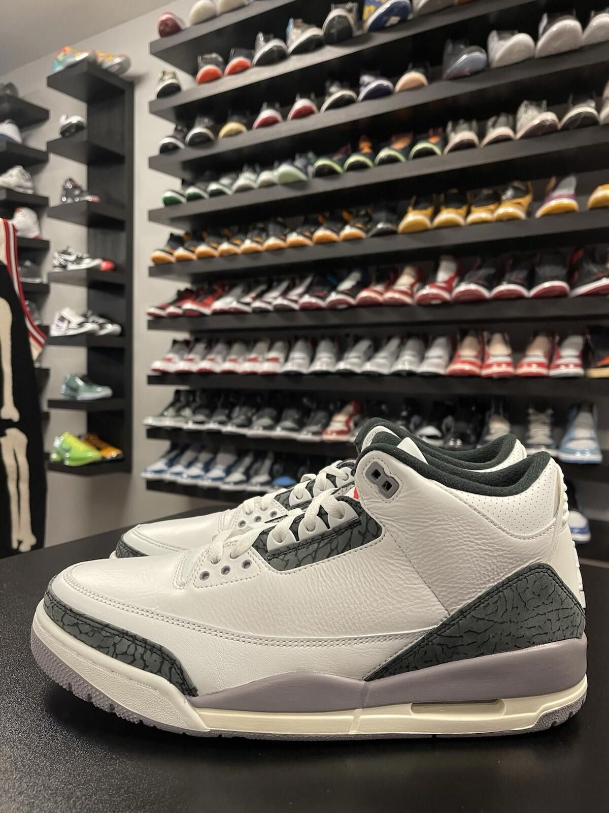 Nike Size 11 - Nike Air Jordan 3 Retro Cement Grey CT8532-106 Size US 11 / EU 44 - 1 Thumbnail