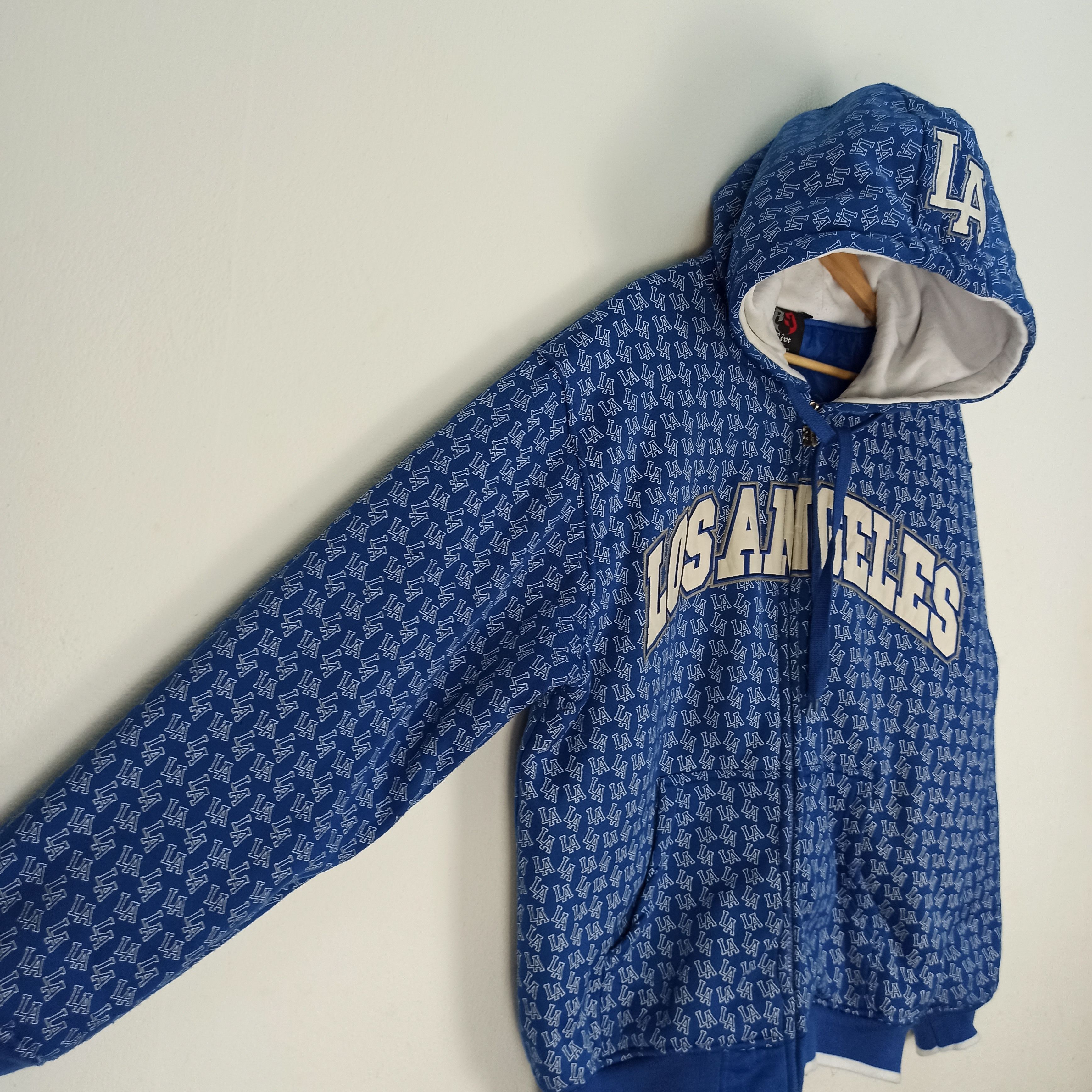 Japanese Brand 🔥Rare🔥 Los Angeles Monogram Big Logo puffer Hoodie style Size US L / EU 52-54 / 3 - 4 Thumbnail