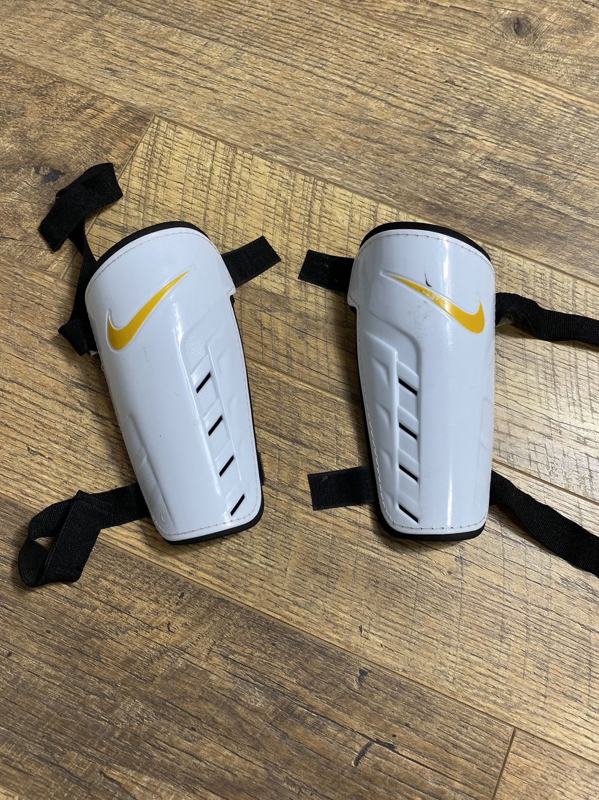 Nike Nike Football Shinguards White/Yellow Strap Size L 170-180cm Size ONE SIZE - 1 Thumbnail