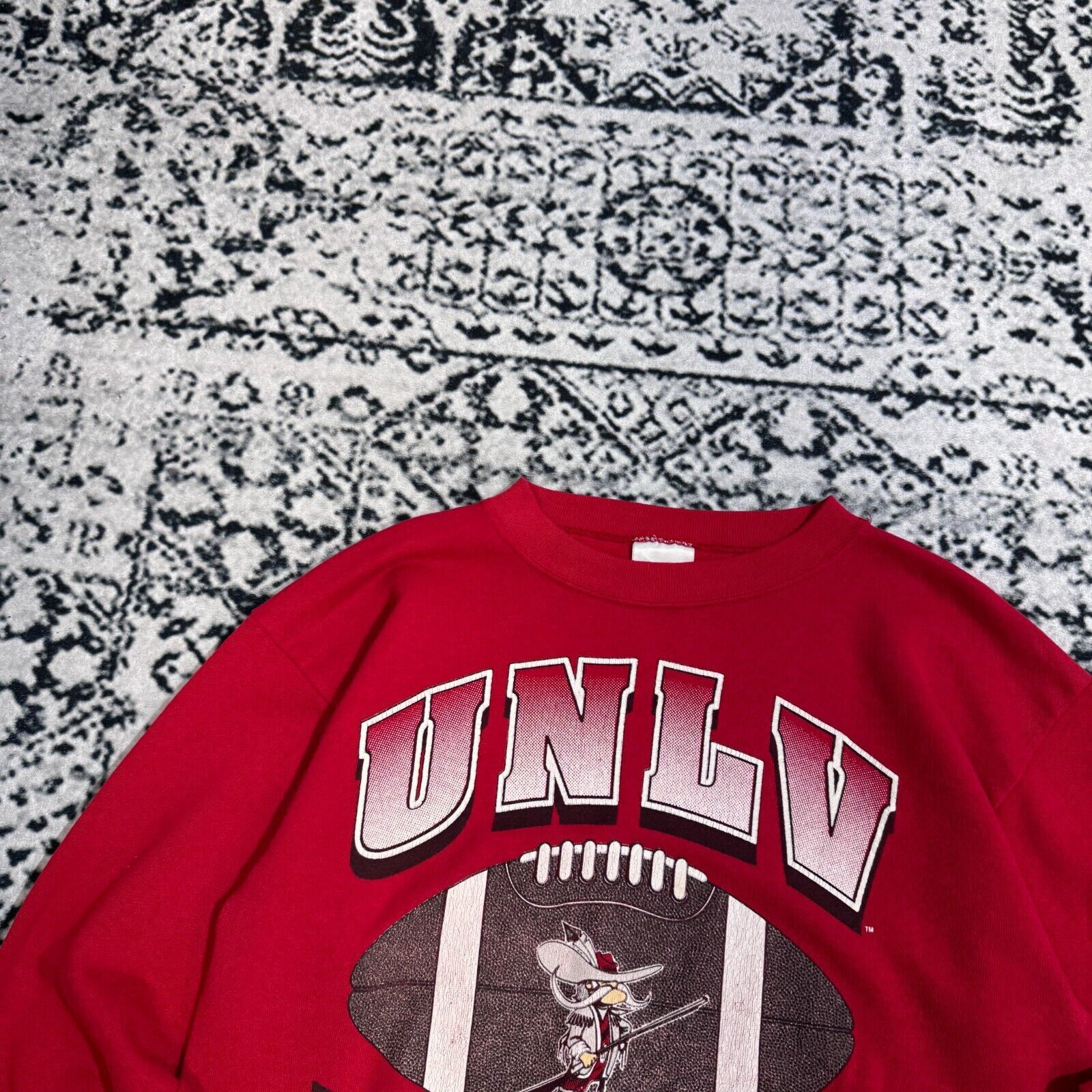 Vintage Vintage Red Cotton Crewneck Size M Y2K 90s UNLV Rebels rugby Size US M / EU 48-50 / 2 - 6 Thumbnail