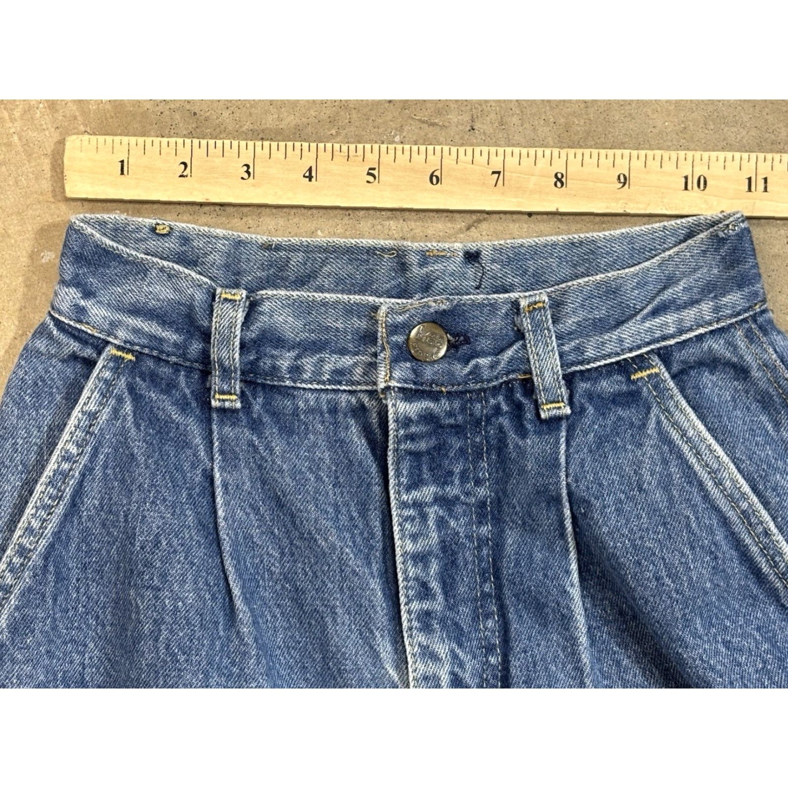 Lee VINTAGE Lee Jeans Womens 5 Yoke Front Mom Baggy Fit Pleated Denim Jeans 1980s USA Made US Size 5 Bottoms 27 Inseam Blue Womens Size 27" / US 4 / IT 40 - 6 Thumbnail
