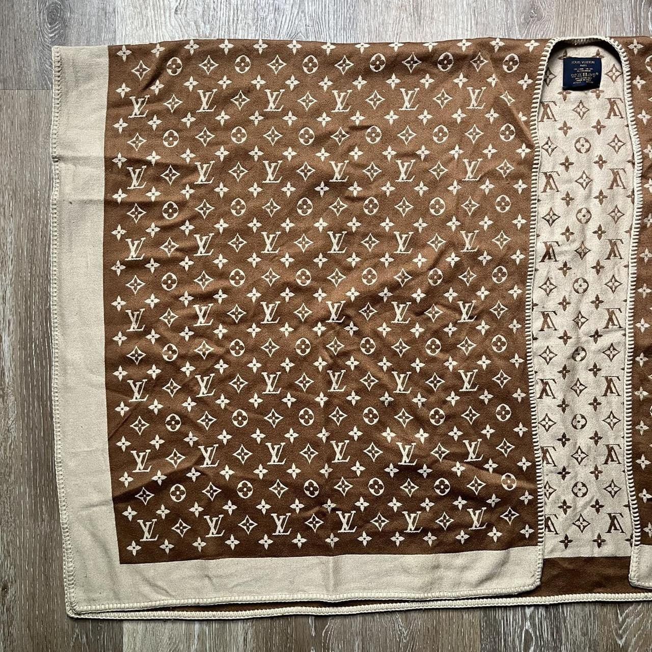 Louis Vuitton 2021 louis vuitton monogram poncho/shawl Size ONE SIZE - 3 Thumbnail
