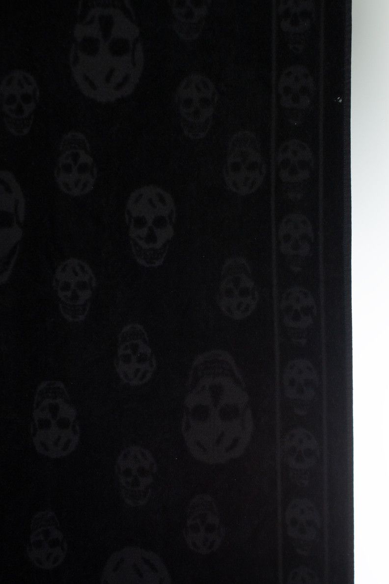 Alexander McQueen Alexander McQueen, Skull beach towel in black Size US 39 - 4 Thumbnail
