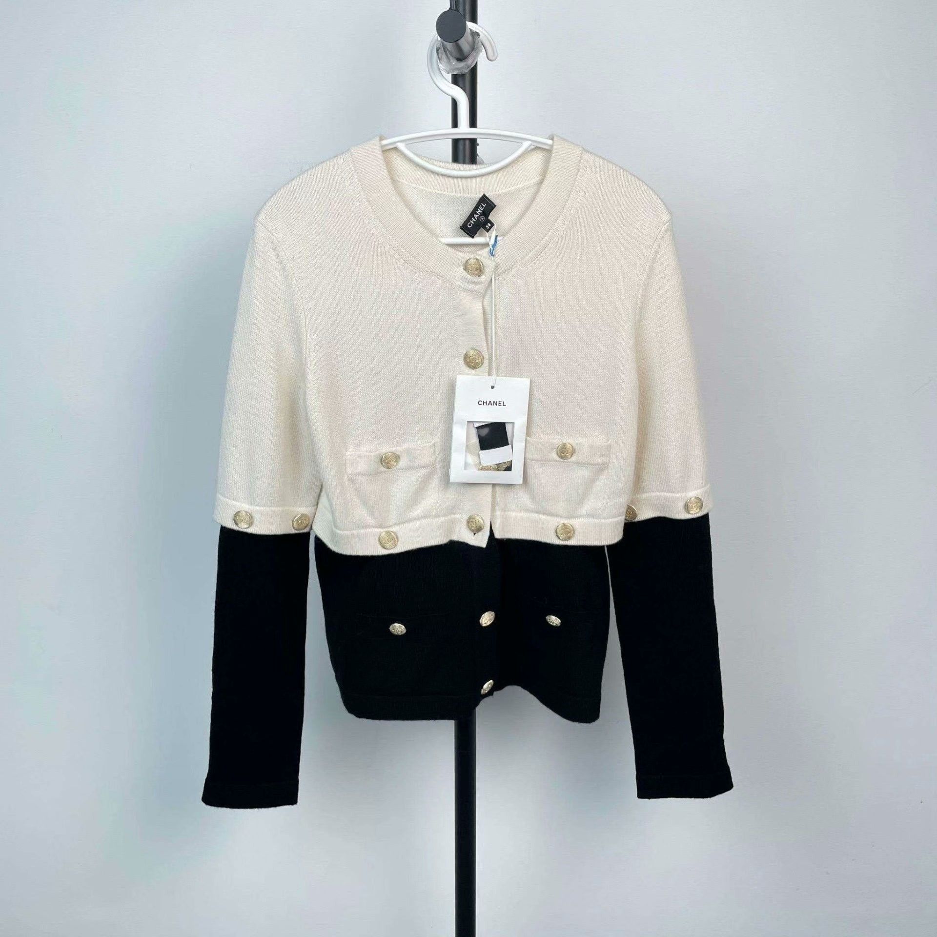 Chanel Chanel White Sweater S Women Size S / US 4 / IT 40 - 1 Thumbnail