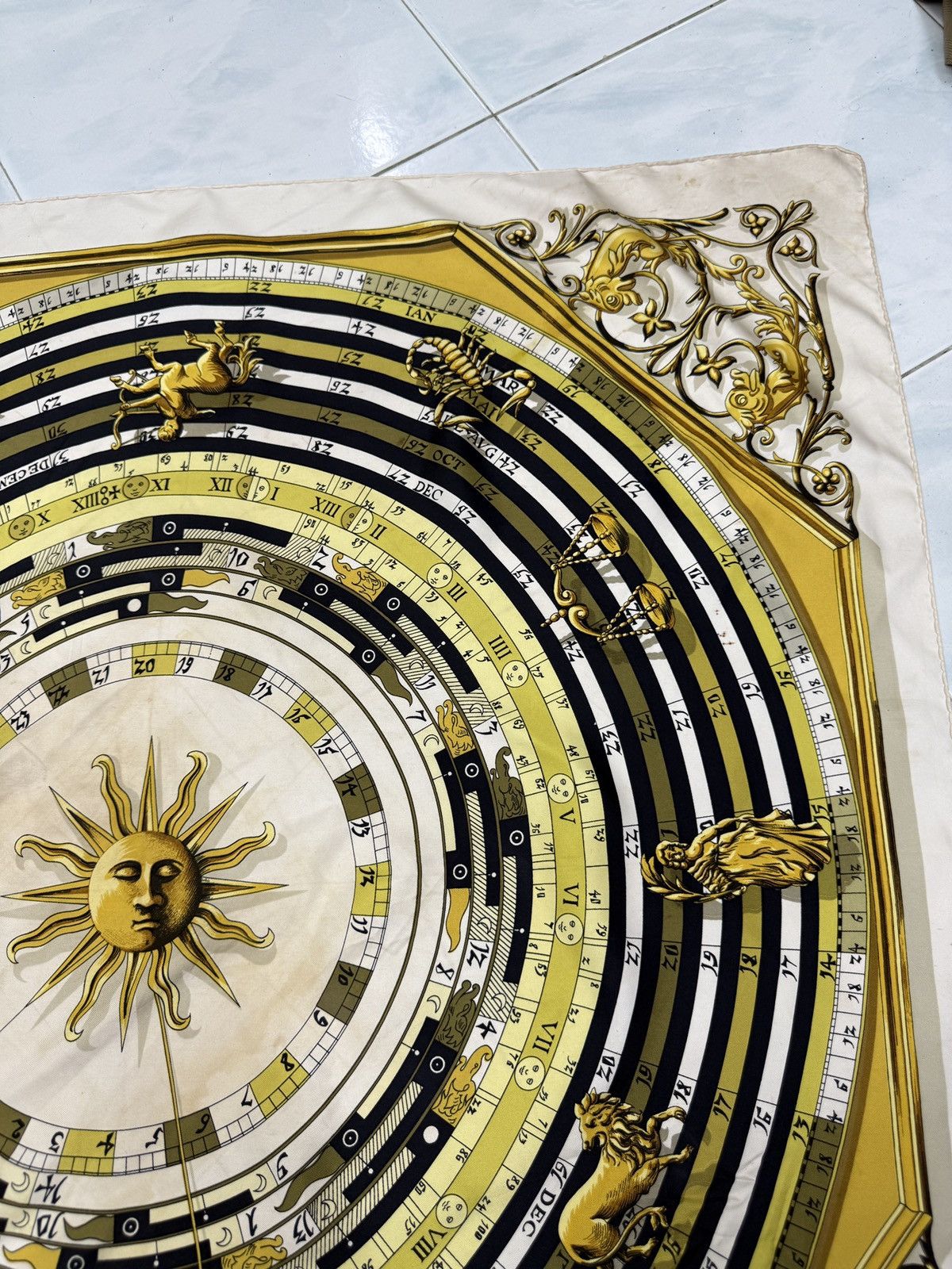 Hermes 🔥🔥🔥AUNTHENTIC VINTAGE HERMES DIES AT HORES SILK SCARF Size ONE SIZE - 3 Thumbnail