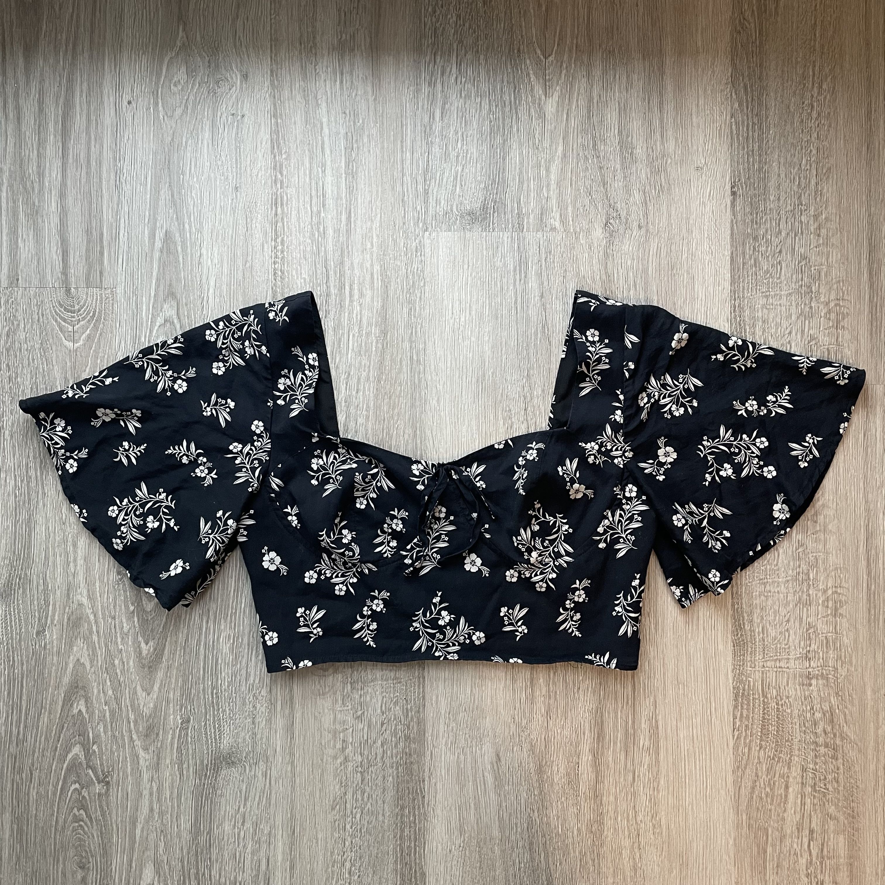 Forever 21 Forever 21 Floral Tie-Front Flutter Sleeve Crop Top M Size M / US 6-8 / IT 42-44 - 3 Thumbnail