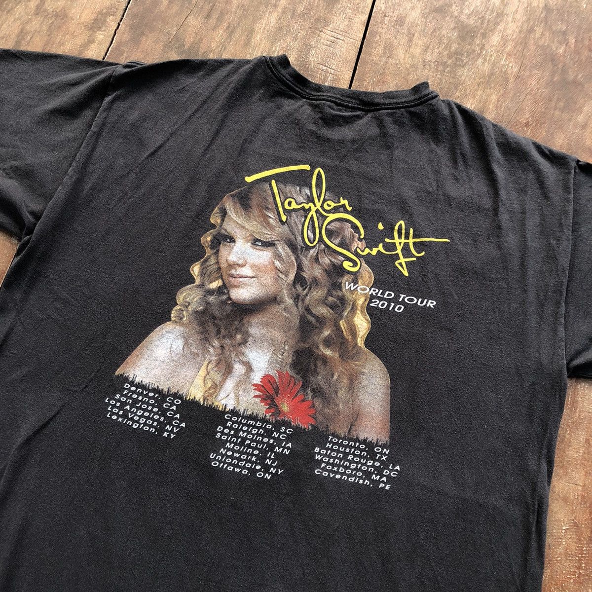 Band Tees Vintage 2010 Taylor Swift World Tour Rare T Shirt Size US XL / EU 56 / 4 - 1 Thumbnail