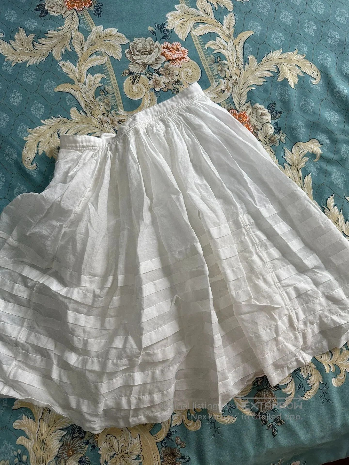 Burberry Burberry White Skirt with Fluffy Fabric. Size 26" / US 2 / IT 38 - 2 Thumbnail