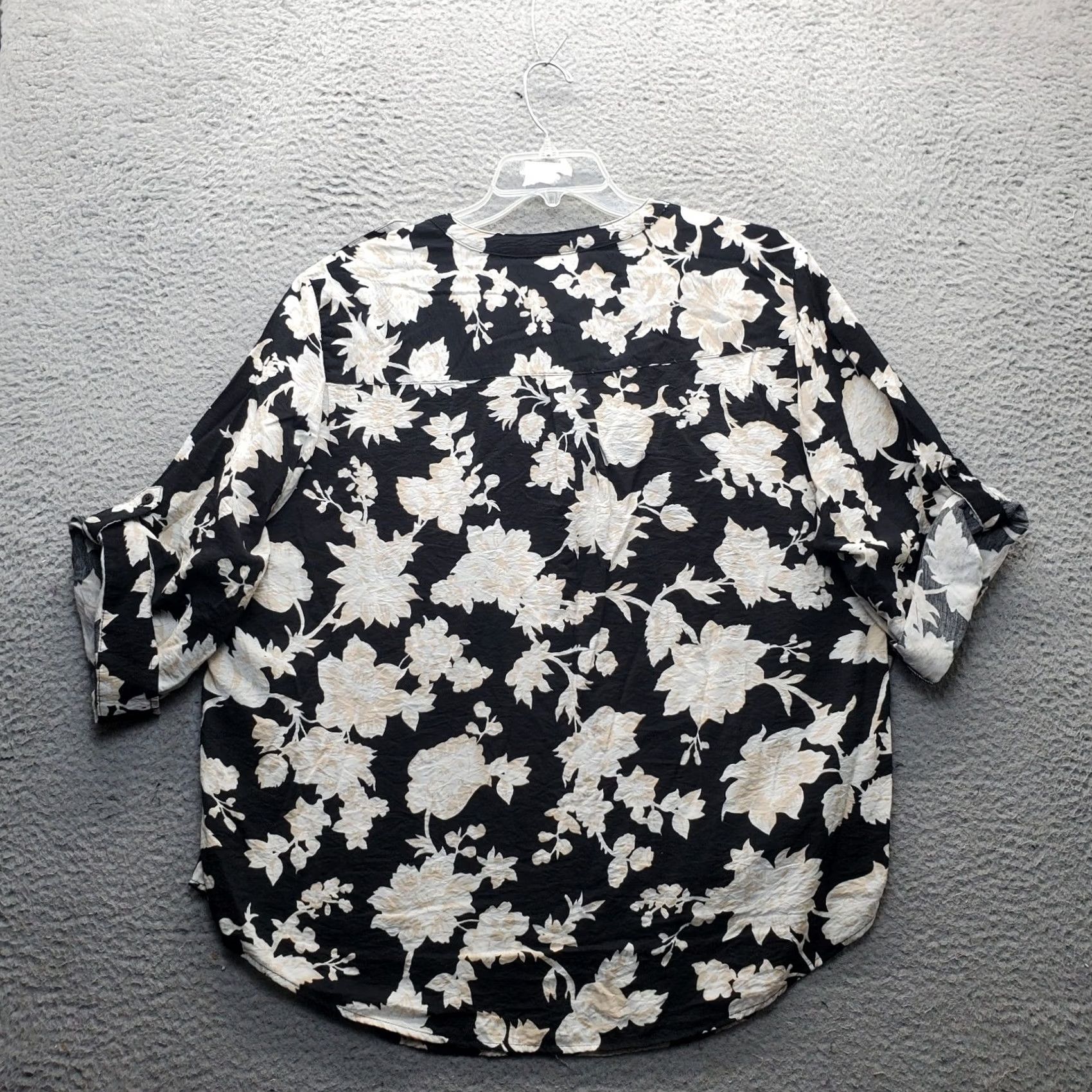 Torrid Torrid Blouse Womens Size 2 Multi Floral 3/4 Roll Tab Sleeve V Neck Button Size XS / US 0-2 / IT 36-38 - 2 Thumbnail