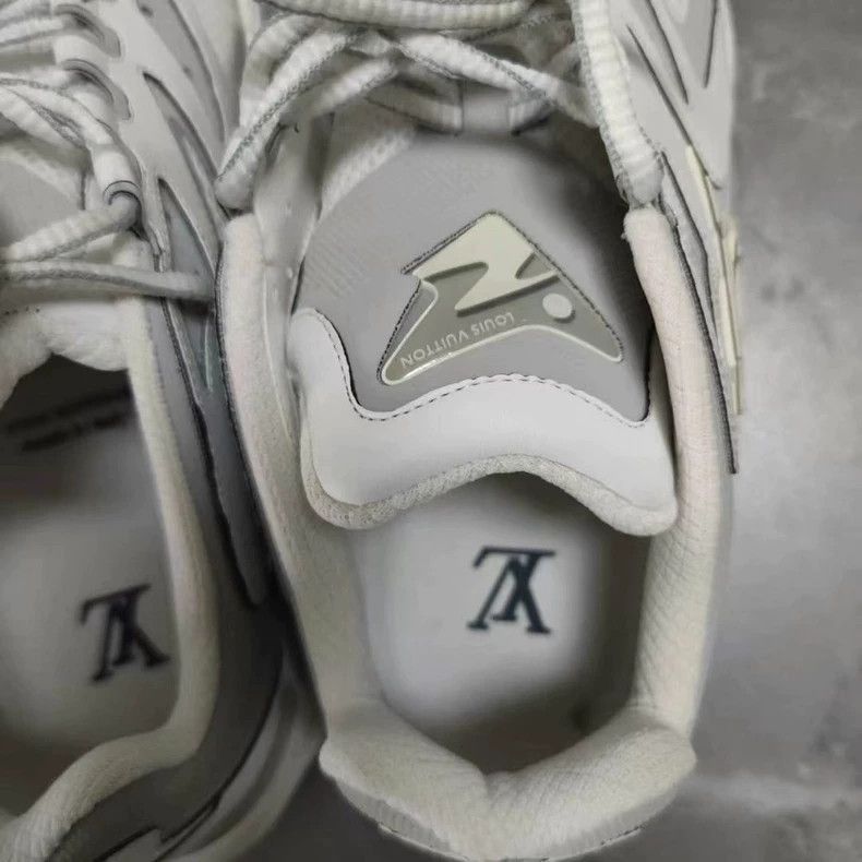 Louis Vuitton LV Runner Tatic Sneakers Size 42.5-2506 Size US 9.5 / EU 42-43 - 6 Thumbnail