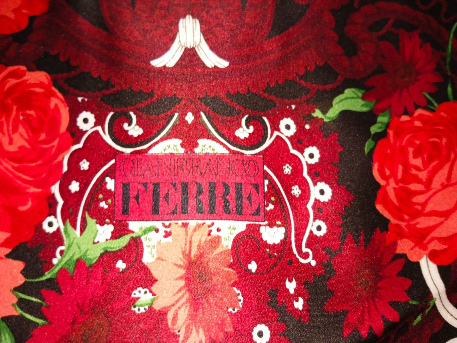 Gianfranco Ferre GIANFRANCO FERRE ITALY Red Roses Floral Silk Scarf Size ONE SIZE - 2 Thumbnail