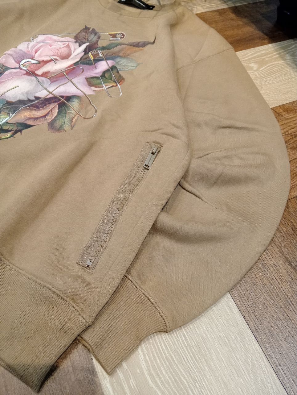 GU × Undercover GU X UNDERCOVER FLORAL ROSE OVERSIZED SWEATSHIRT - SIZE L Size US L / EU 52-54 / 3 - 5 Thumbnail