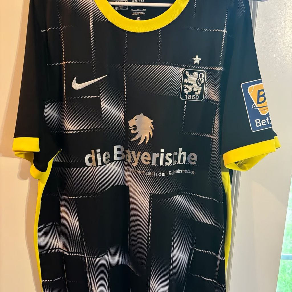 Nike 1860 Munich Nike Jersey 2xl BNWT Size US XXL / EU 58 / 5 - 1 Thumbnail