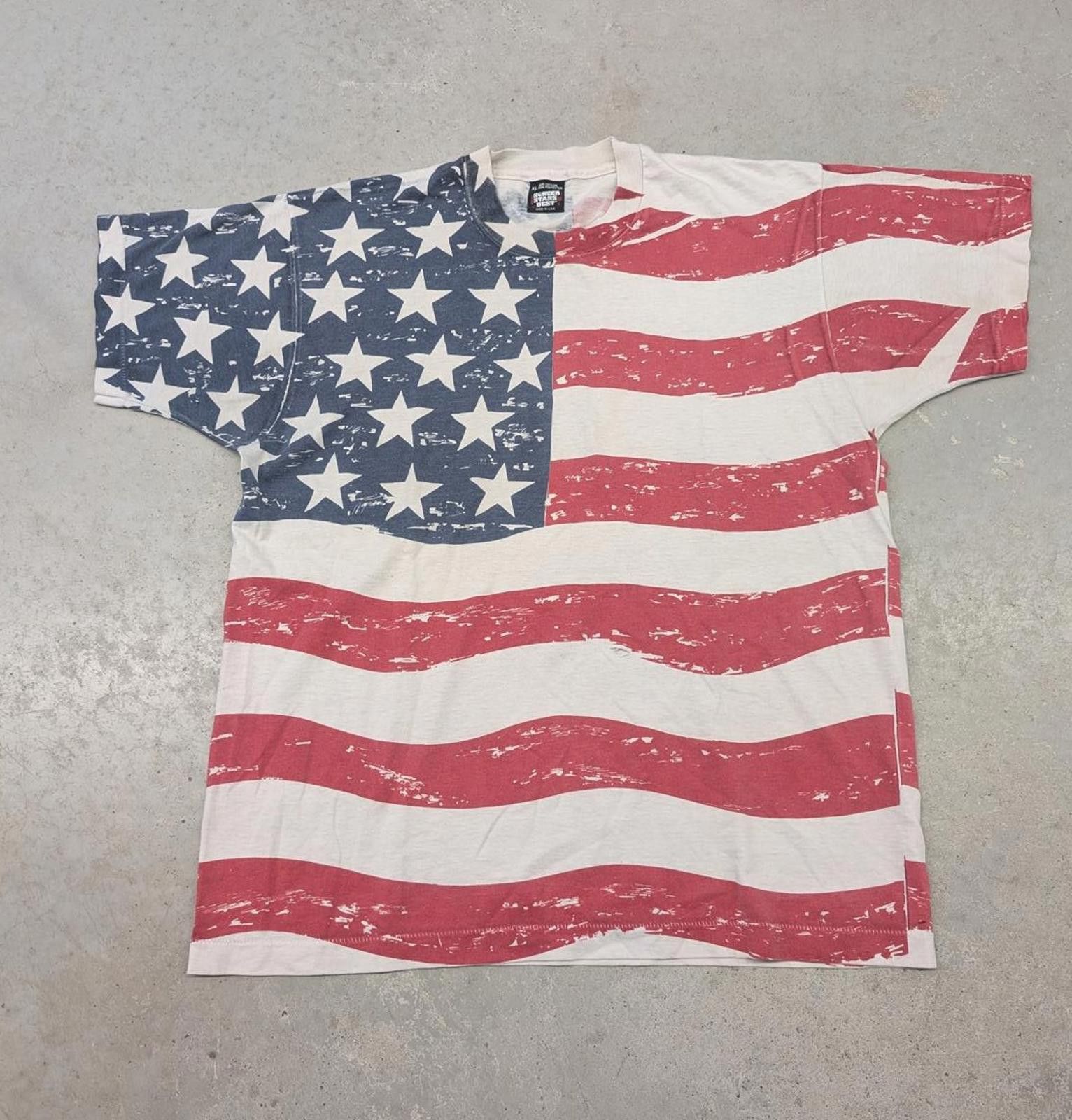 Fruit Of The Loom Vintage 90s American Flag All over print made in USA t-shirt Size US L / EU 52-54 / 3 - 1 Thumbnail