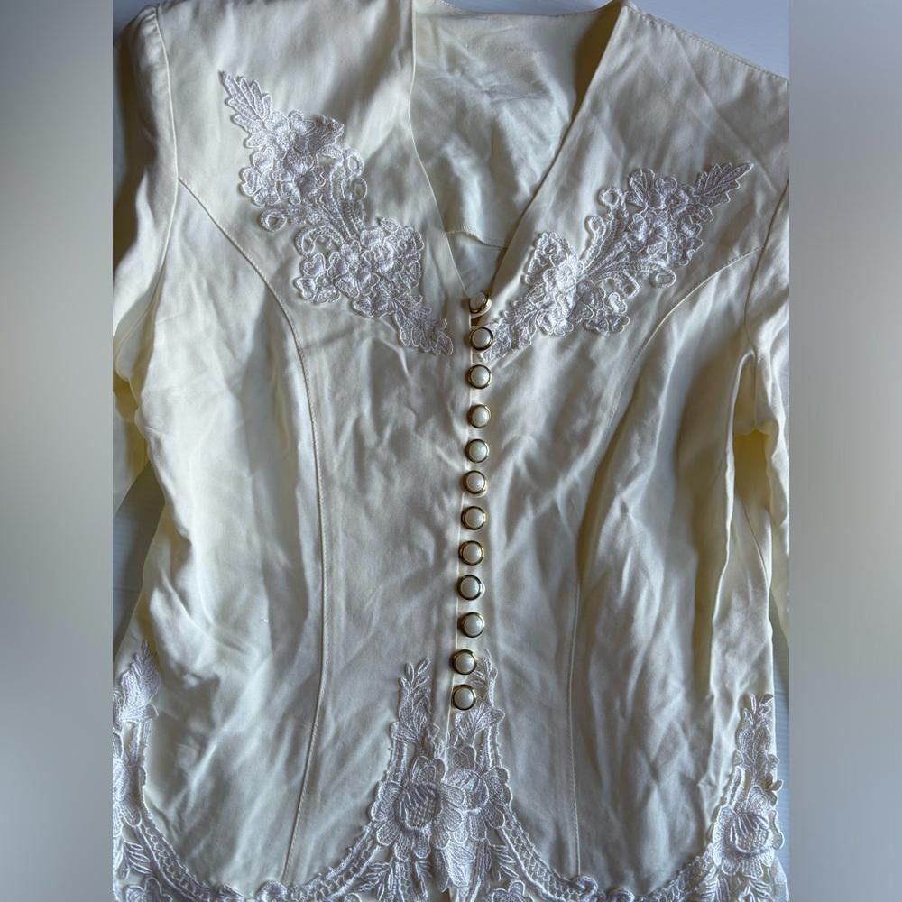 Designer Vintage 80’s Button Up Blouse with Lace Details Size M / US 6-8 / IT 42-44 - 4 Thumbnail