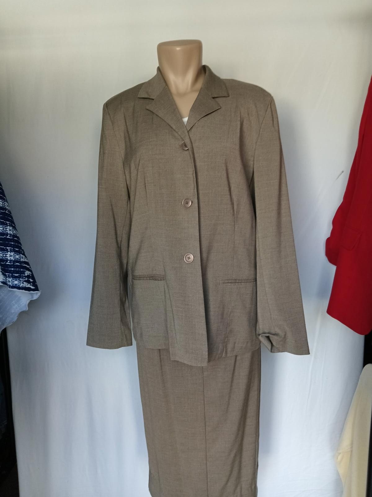 Designer Professional Women's Two-Piece Suit Set Size L / US 10 / IT 46 - 3 Thumbnail