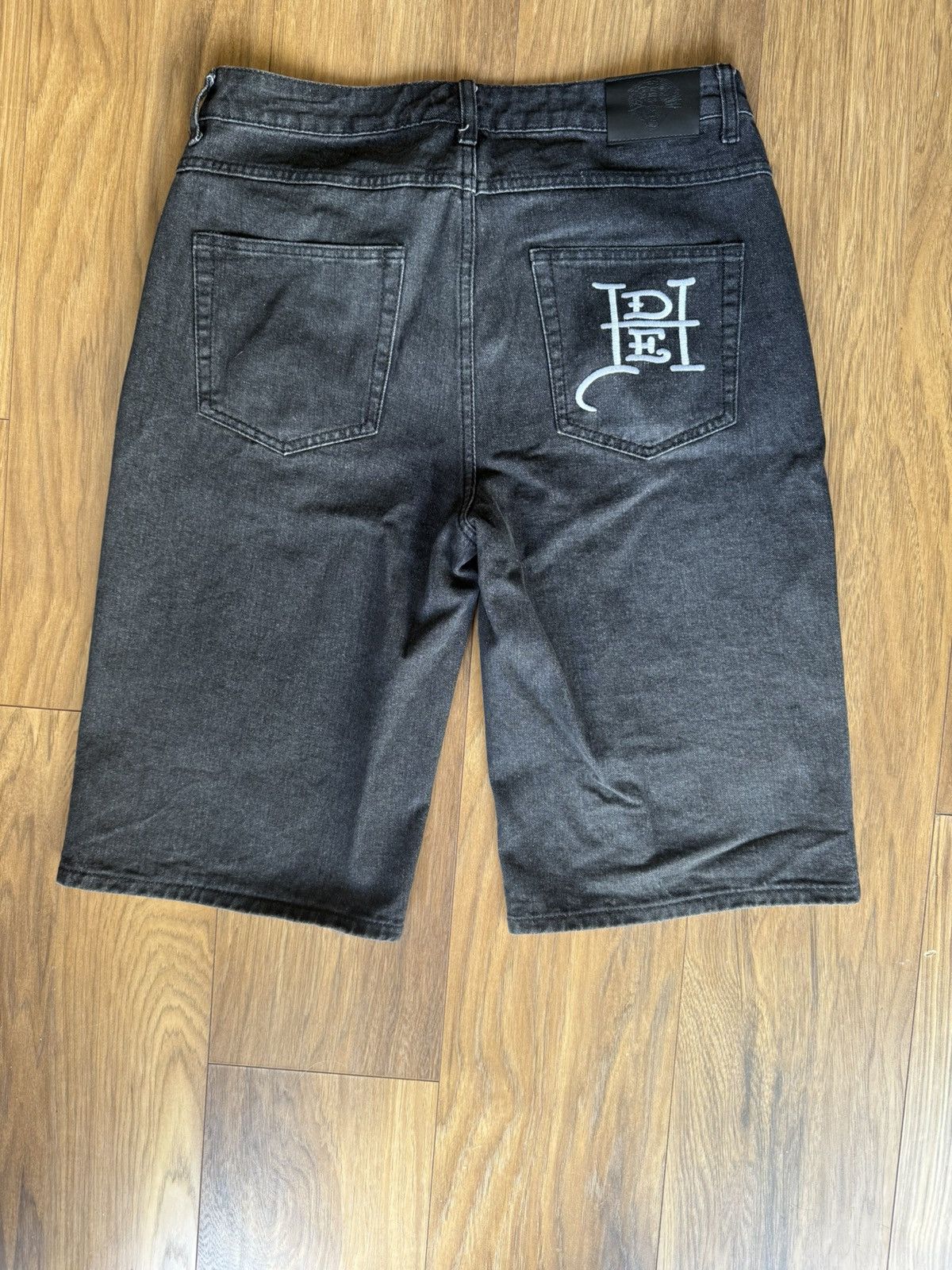 Ed Hardy Ed Hardy UO Exclusive Washed Black Applique Shorts Size US 31 - 2 Thumbnail
