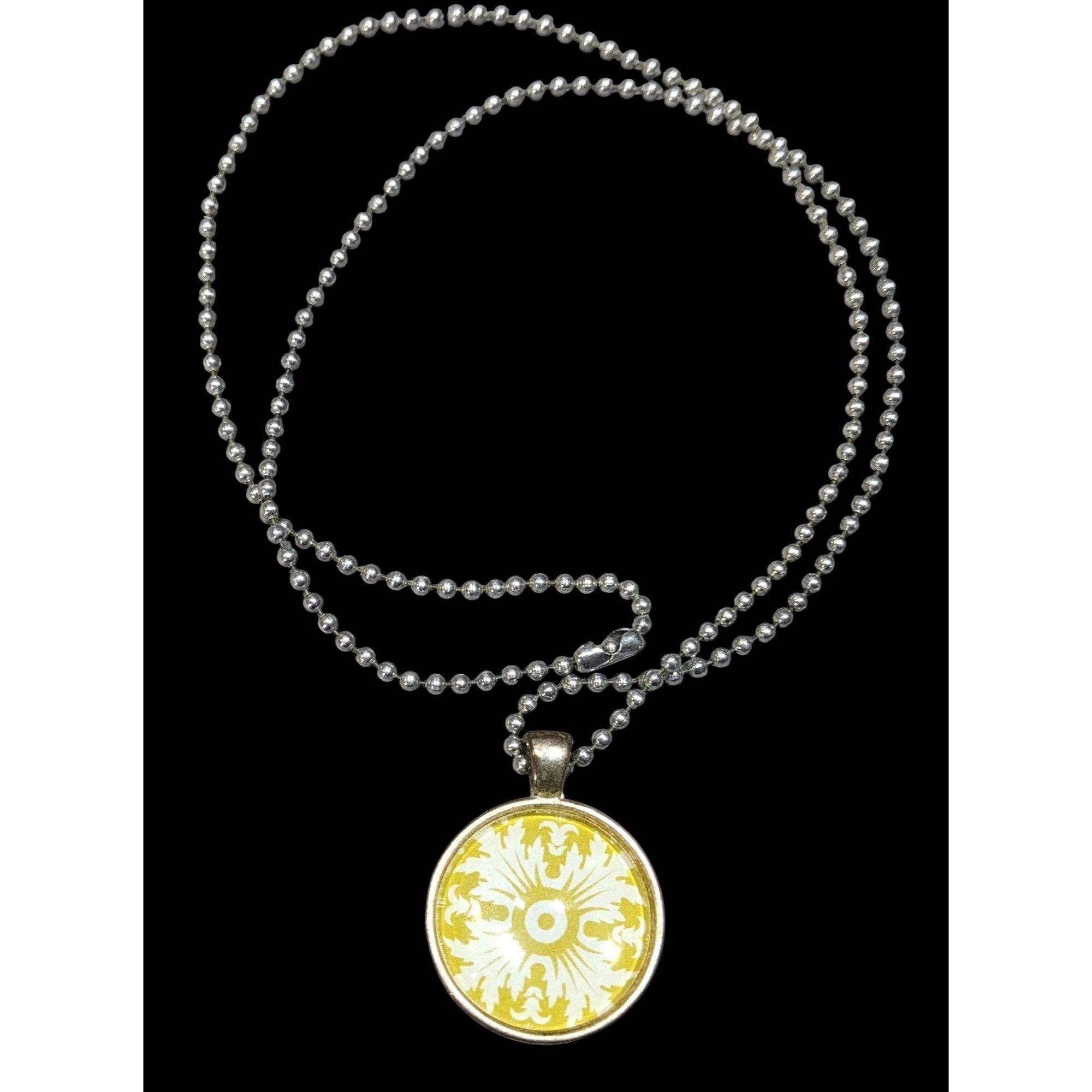 Other Floral Fairycore White And Yellow Cabochon Pendant Necklace Size ONE SIZE - 1 Thumbnail