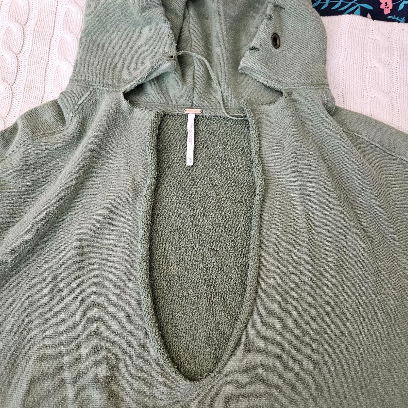 Free People Free People Green V-Neck Sweatshirt Top Women XS Elbow Sleeve Size XS / US 0-2 / IT 36-38 - 4 Thumbnail