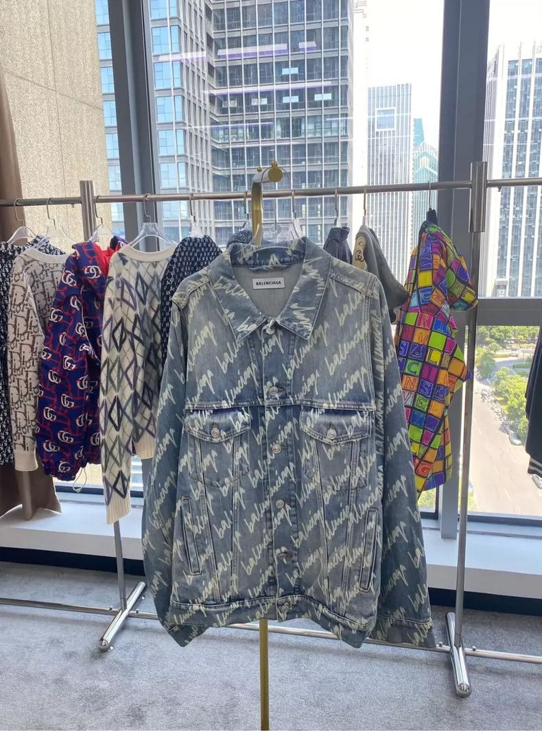 Balenciaga Balenciaga size 34 Blue Logo Full Print Washed Denim Jacke Size M / US 6-8 / IT 42-44 - 1 Thumbnail