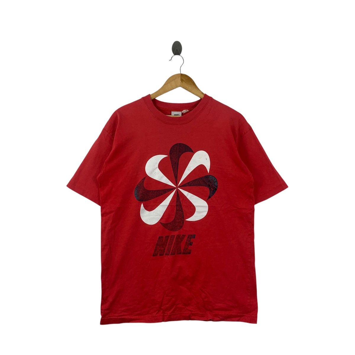 Nike Vintage NIKE SPORTSWEAR COLLECTION Pinwheel Thrashed Tee Size US M / EU 48-50 / 2 - 1 Thumbnail