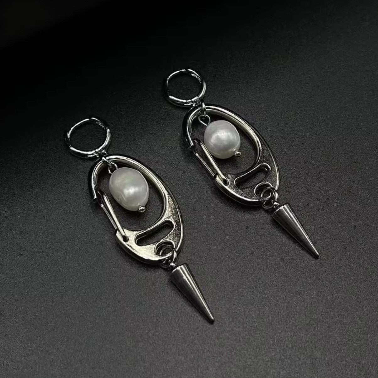 Vintage Punk Rock Pearl Earings Size ONE SIZE - 1 Thumbnail