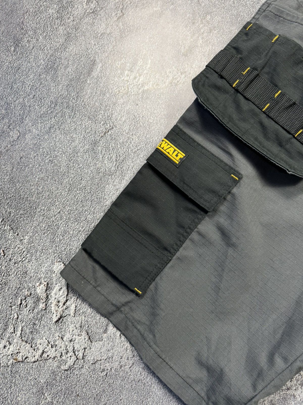 Other DeWALT Professional Cargo Work Shorts — Heavy Duty Size US 34 / EU 50 - 2 Thumbnail