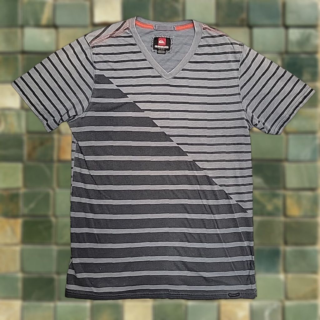 Quiksilver Quiksilver Shirt Mens M Gray Striped Short Sleeve V-Neck Surf Skate Y2K Tee Size US M / EU 48-50 / 2 - 1 Thumbnail