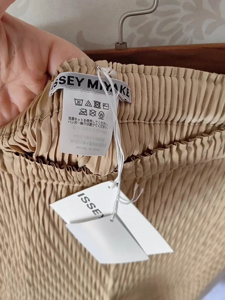 Issey Miyake Issey Miyake size:2 Beige new fish-scale skirt Size 23" - 7 Thumbnail