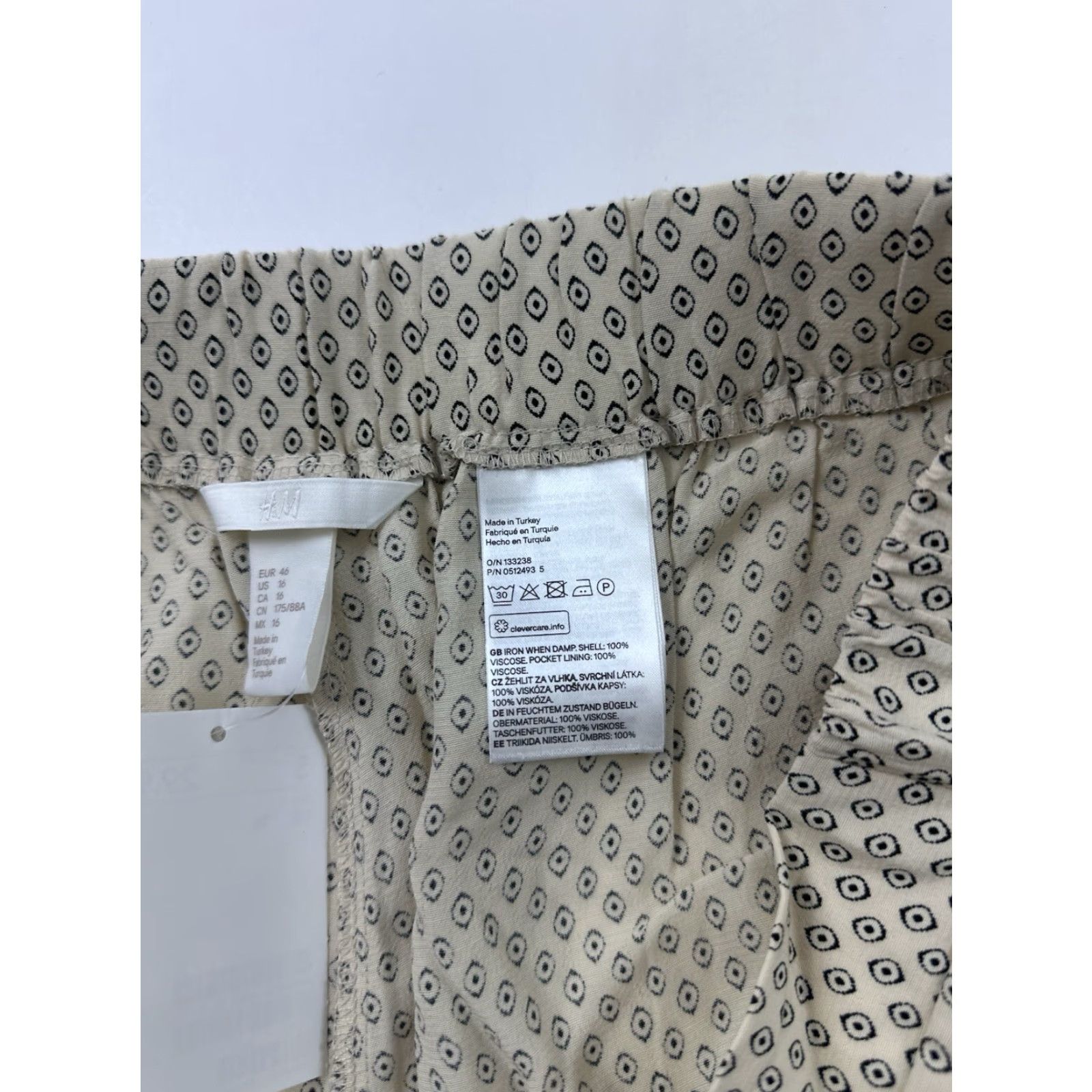 H&M H&M Vintage Ruffle Shorts Women’s 16 Beige Geometric Casual 70s 90s Size 38" / US 16 / IT 52 - 4 Thumbnail