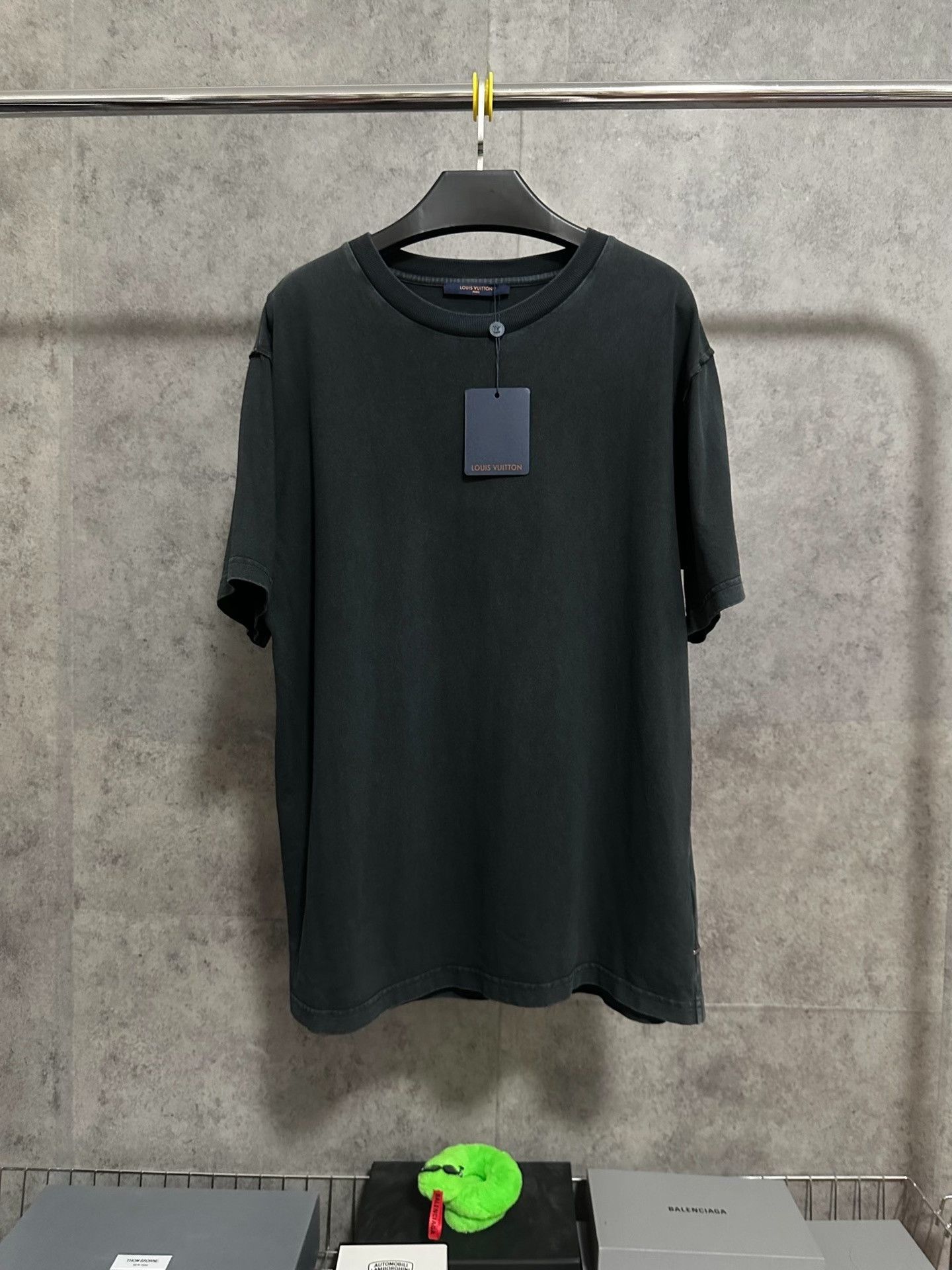 Louis Vuitton LV Logo Short Sleeve T-Shirt Size US XL / EU 56 / 4 - 4 Thumbnail