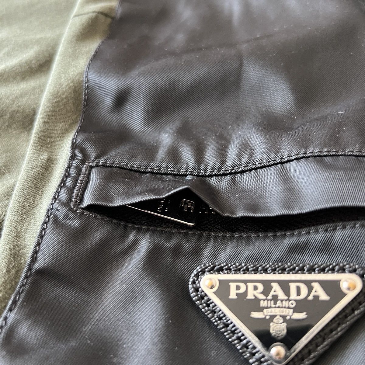 Prada 🔥🔥 Prada Green Metal Badge T-Shirt Size US XL / EU 56 / 4 - 5 Thumbnail