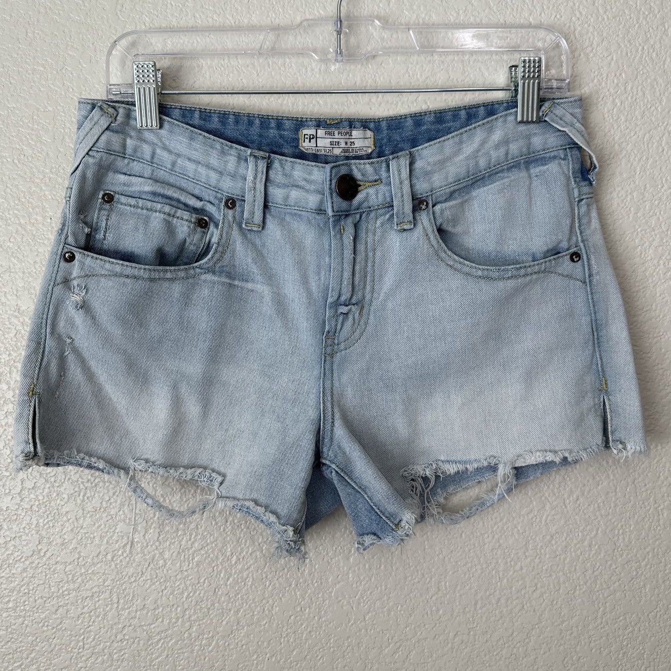 Free People Free People Boho Distressed Zip-Fly Denim Jean Shorts Size 25" / US 0 / IT 36 - 1 Thumbnail
