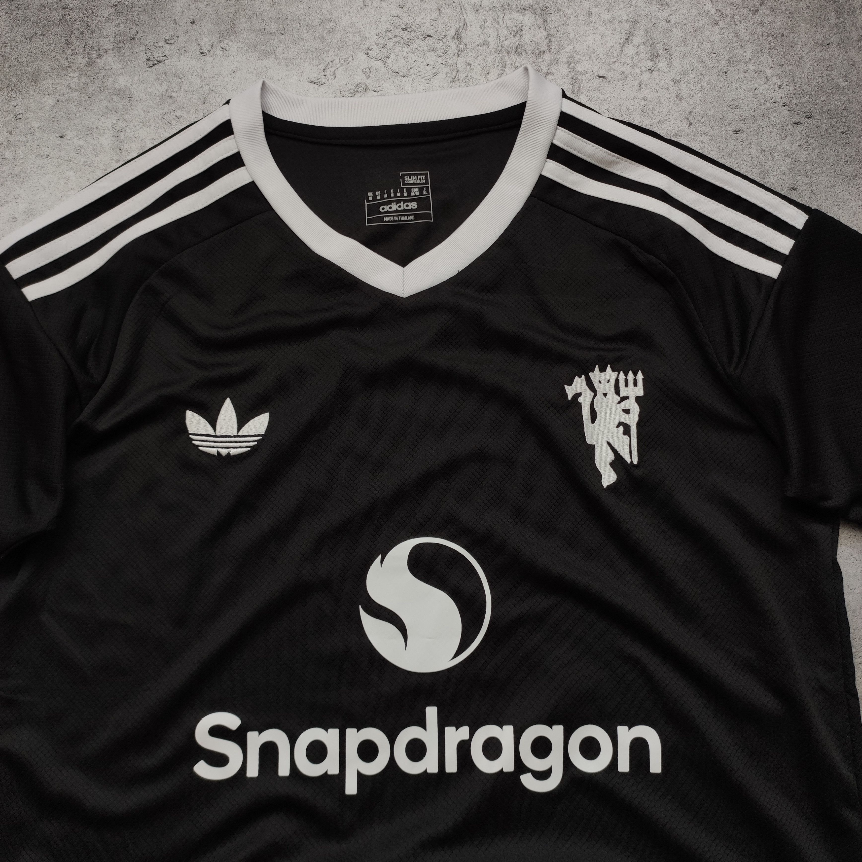 Adidas RARE Manchester United x Adidas 24/25 Third GK Jersey Size US M / EU 48-50 / 2 - 4 Thumbnail