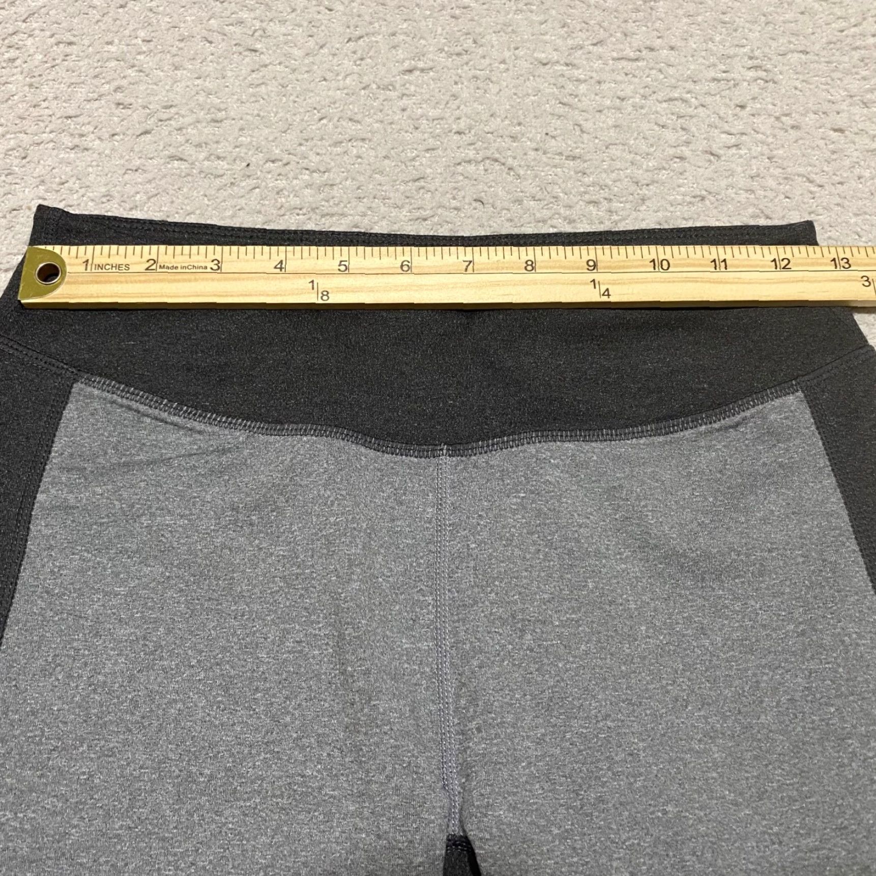 Fabletics Fabletics Womens Capri Leggings Gray Mid Rise 20" Inseam XS S Regular Logo Sports Athleisure Capris - Activewear Pants Women Size 28" / US 6 / IT 42 - 5 Thumbnail