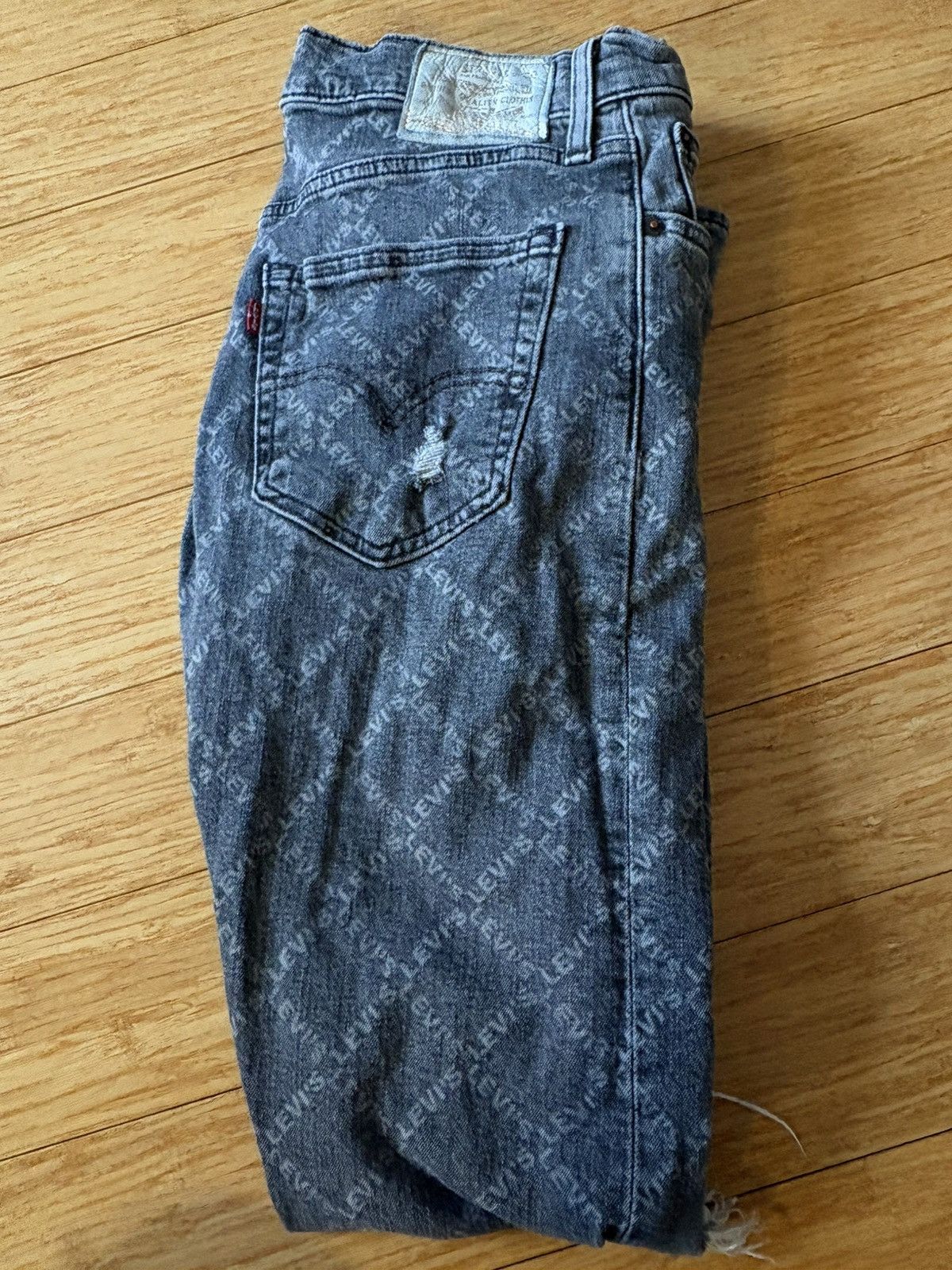 Levi's Levis black logo distressed Jeans 31x32 Size US 31 - 2 Thumbnail