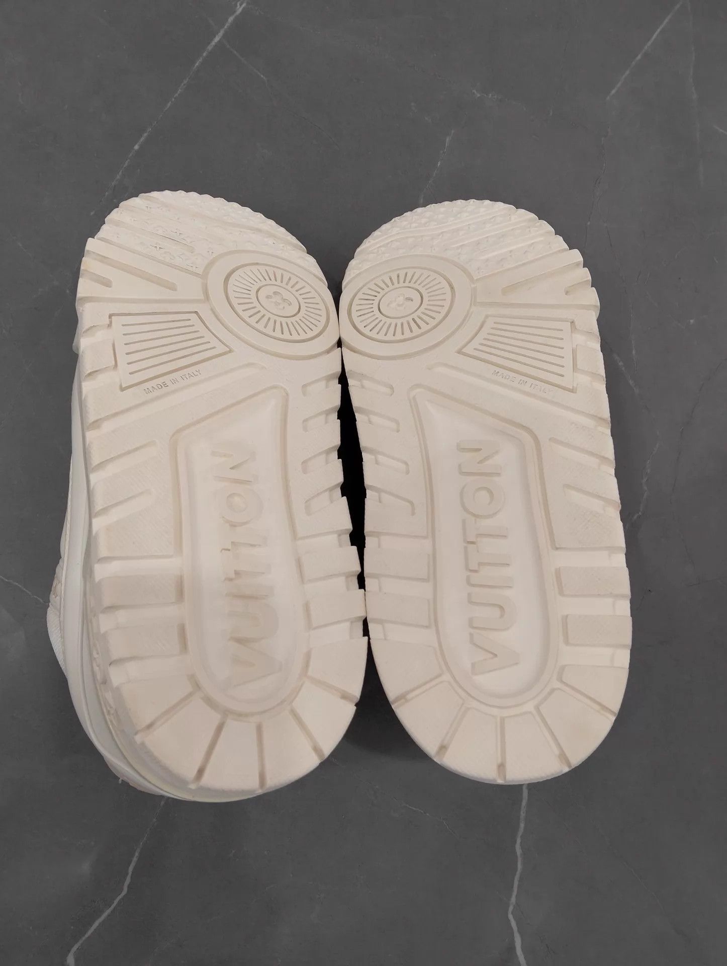 Louis Vuitton LV Maxi White Trainer 42 Size US 9 / EU 42 - 6 Thumbnail
