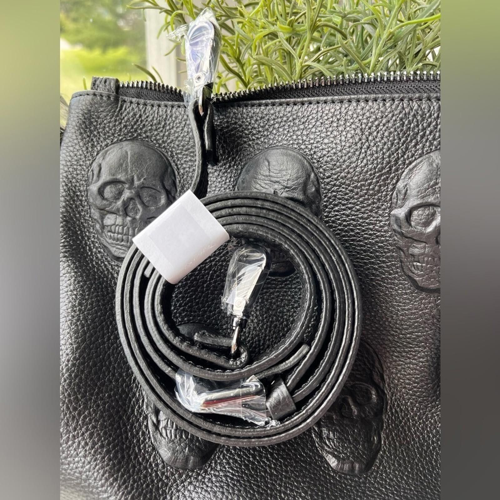Designer IO Pelle Black Skull Embossed Crossbody Bag NWT Size ONE SIZE - 3 Thumbnail
