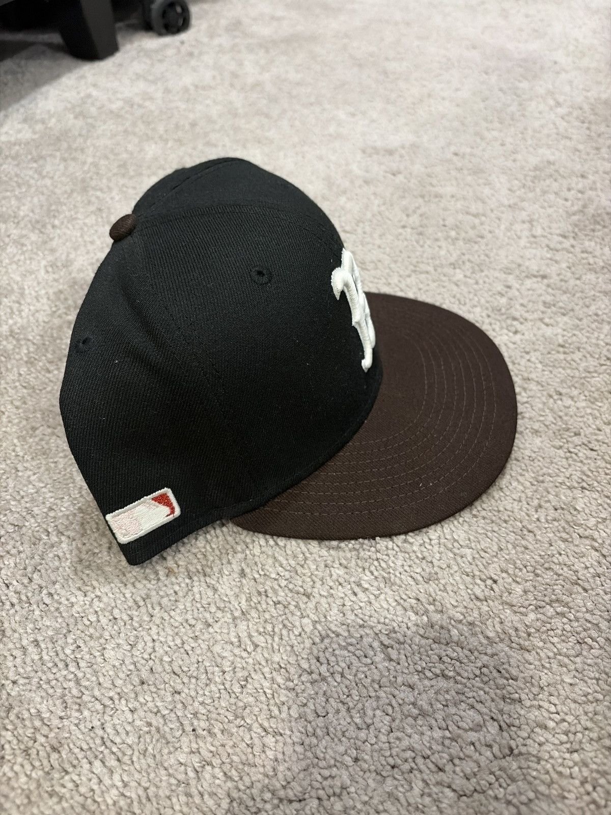 New Era Lightly Worn, New Era MLB Boston RedSox Hat Size 7 7/8 Size ONE SIZE - 2 Thumbnail