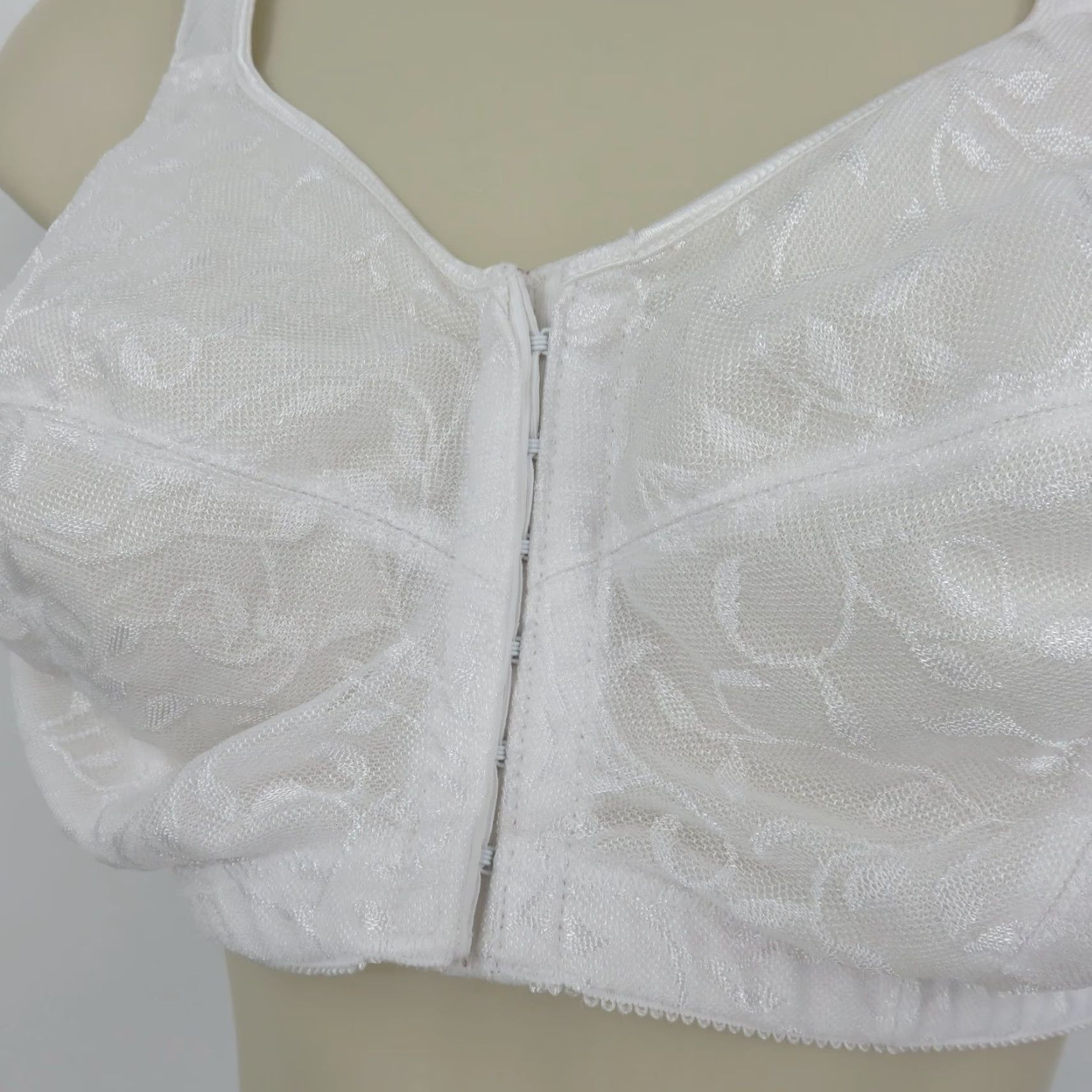 Hanes Hanes Just My Size Bra 42C White Leaf Front Closure Wireless Unlined JMS 19585 T-Shirt Bra Women Plus Size Size ONE SIZE - 4 Thumbnail