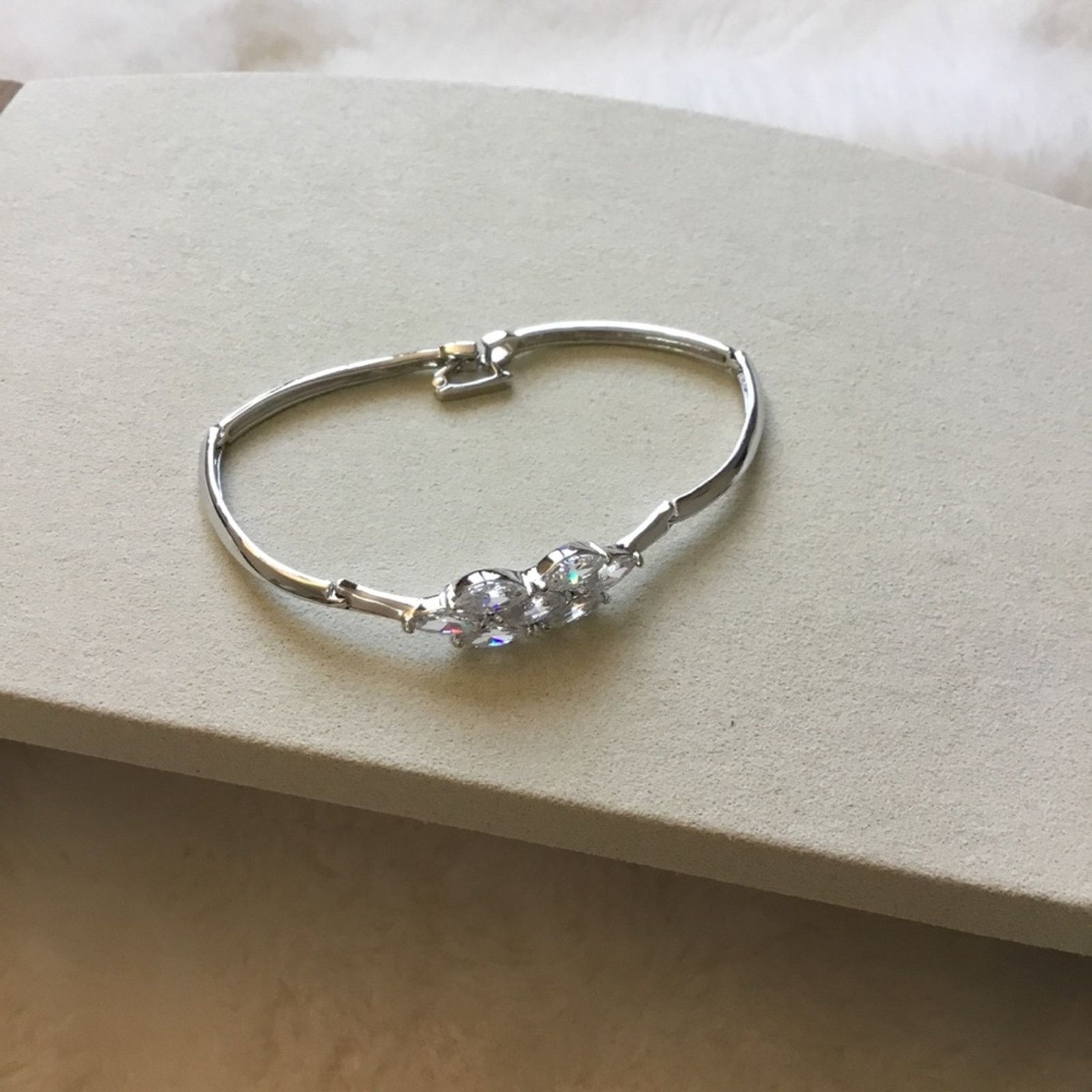 Other Elegant Silver Crystal Flower Bracelet Size ONE SIZE - 9 Thumbnail