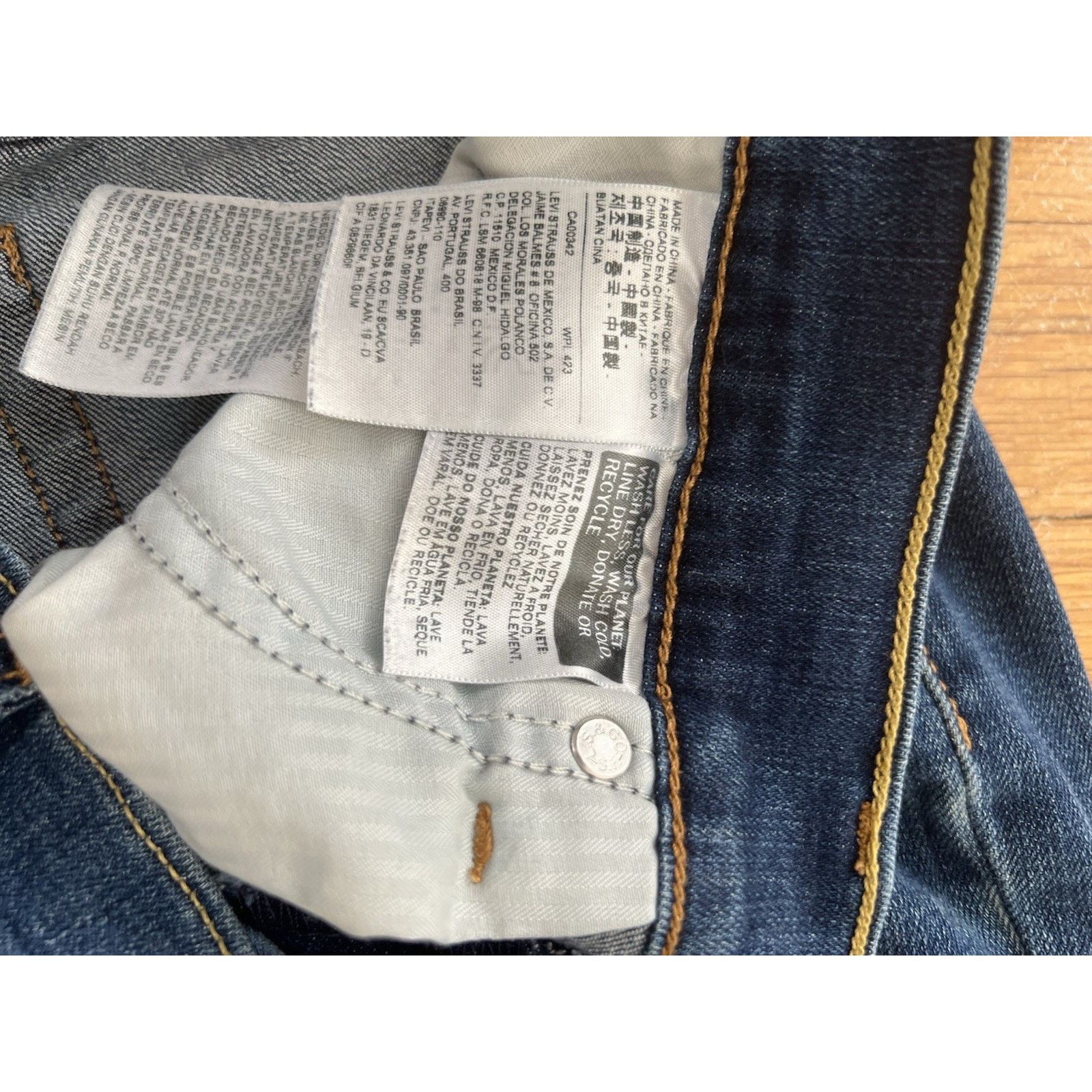 Levi's Levis Slim Jeans Boyfriend Straight Women Size 27 A000834 Size US 27 - 4 Thumbnail