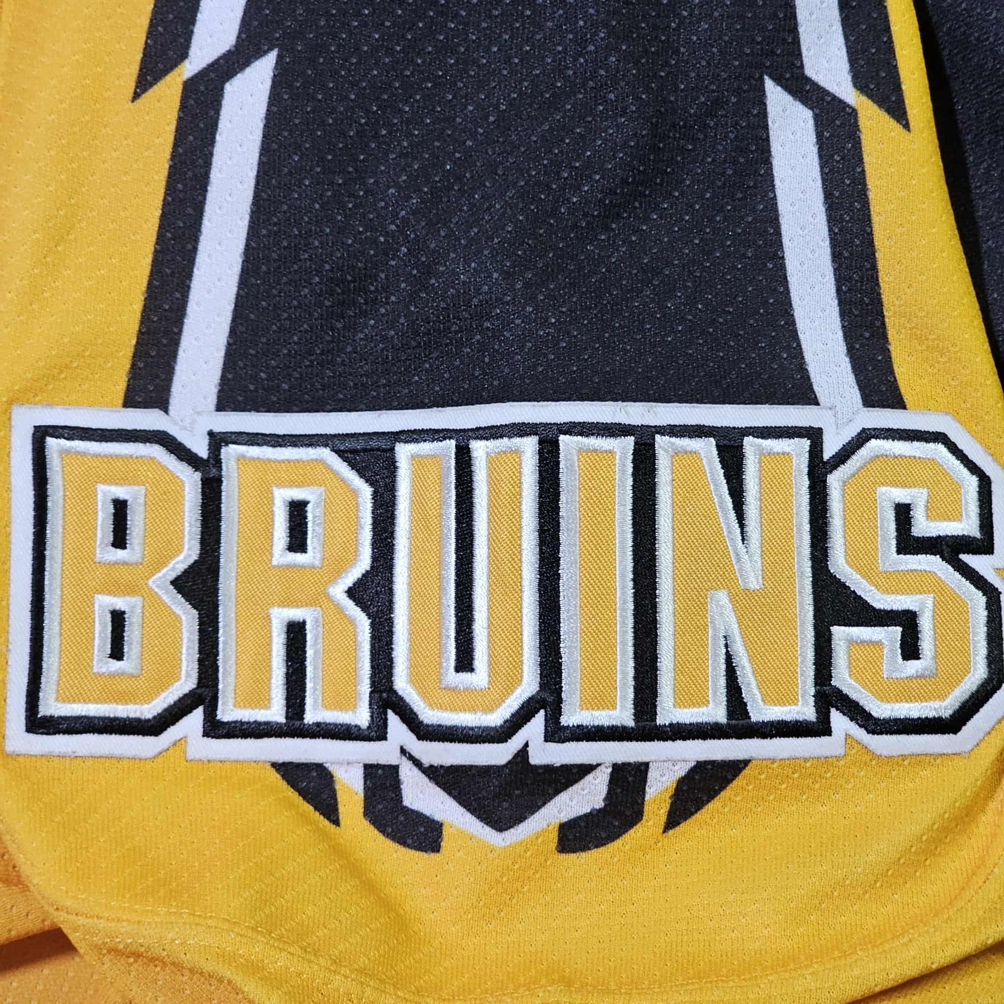 NHL Boston Bruins Vintage 90s Pooh Bear CCM Hockey Jersey Size US L / EU 52-54 / 3 - 7 Thumbnail