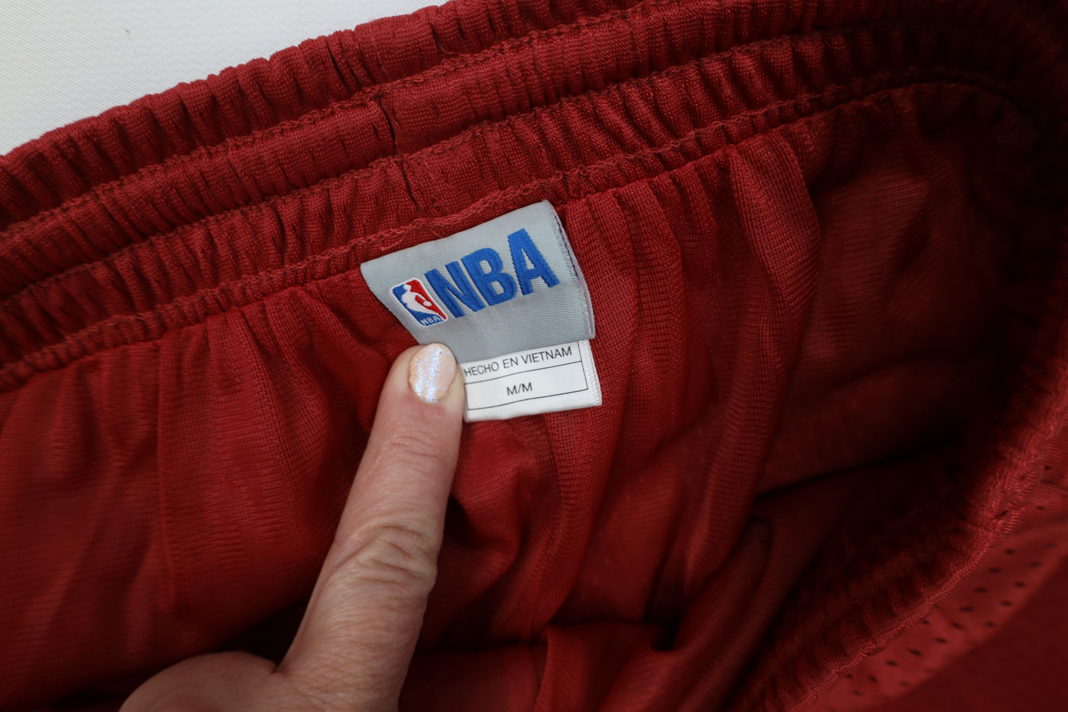 Vintage Vintage NBA Cleveland Cavaliers Basketball Mesh Shorts Red Size US 32 / EU 48 - 7 Thumbnail