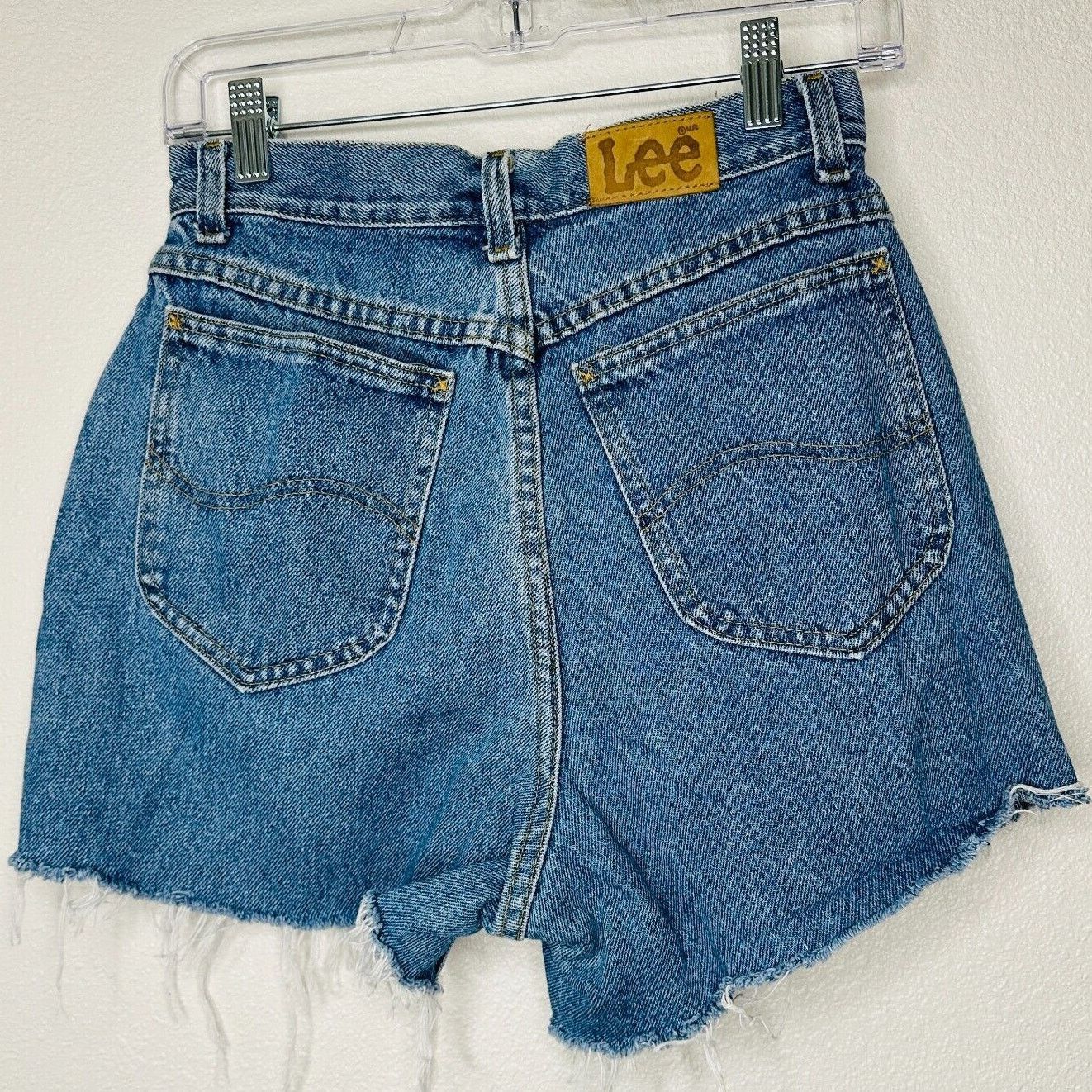 Lee Lee Blue Wash High Waist Raw Hem High Rise Jean Shorts 10 Size 32" / US 10 / IT 46 - 9 Thumbnail
