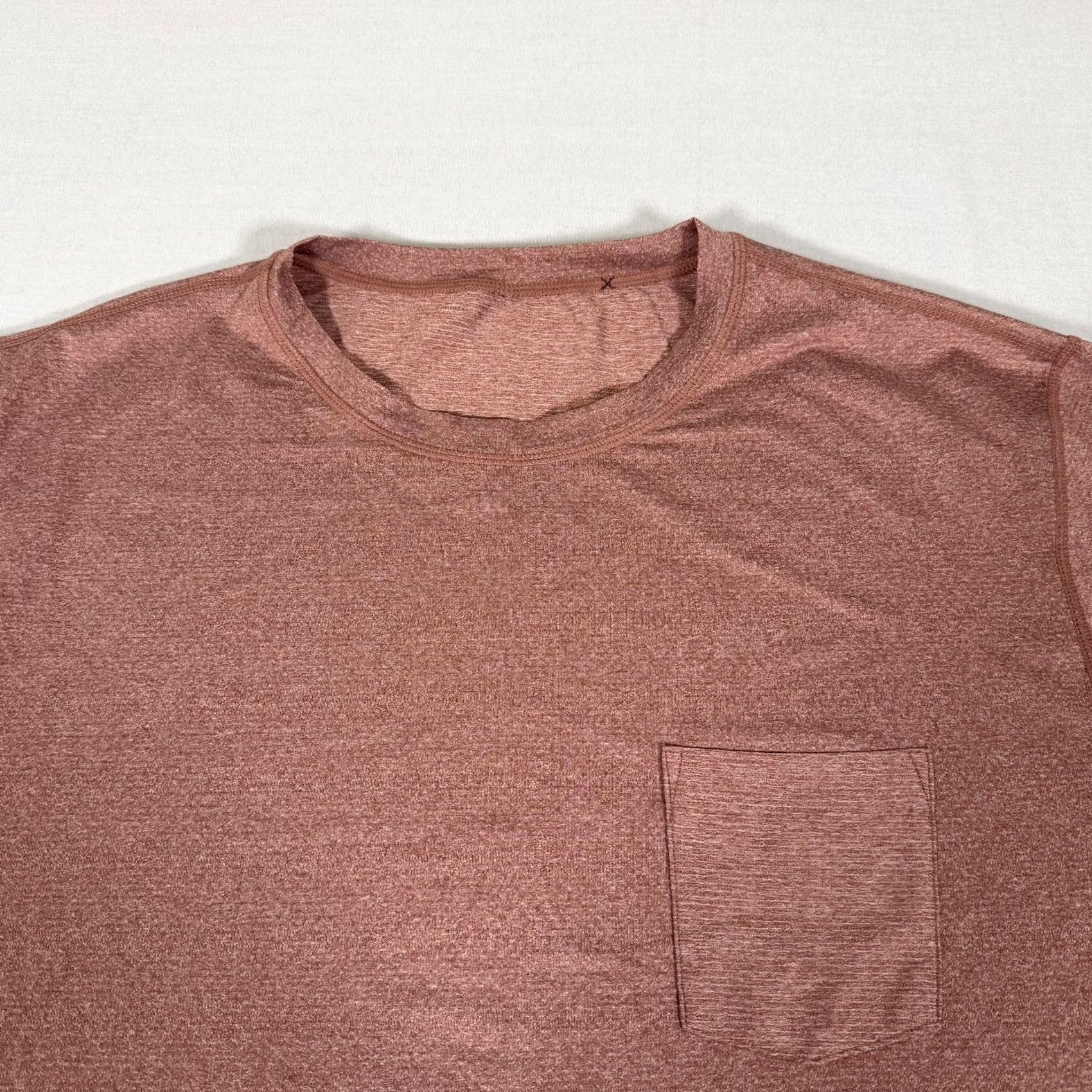 Vuori Vuori Shirt Mens XL Red Tradewind Tech Tee Performance Stretch Lightweight Gym Shirt with Pocket Crew Neck Short Sleeve Size US XL / EU 56 / 4 - 2 Thumbnail