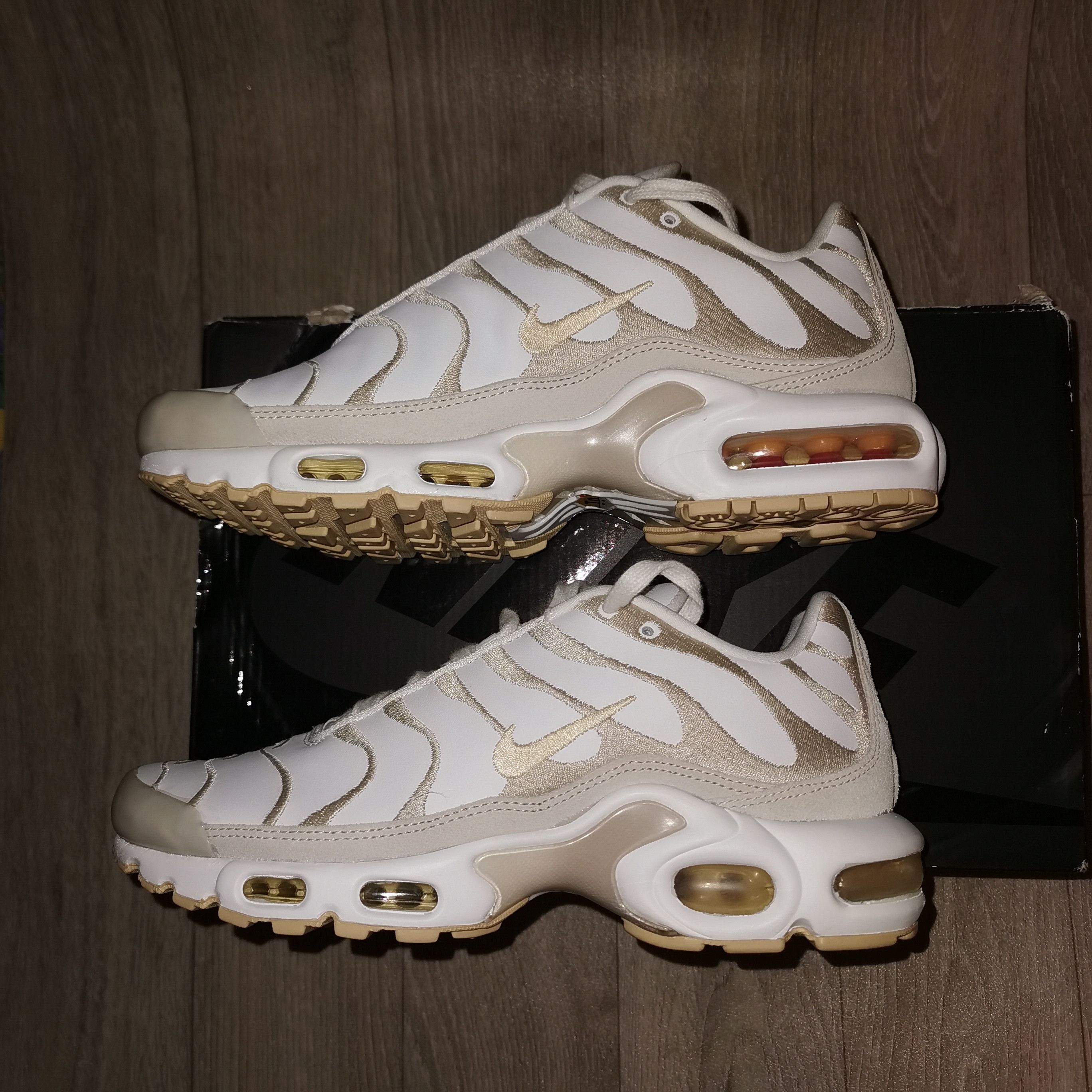 Nike W nike tn AIR MAX PLUS PRM, SUMMIT WHITE /PALE VANILLA Size US 7.5 / IT 37.5 - 4 Thumbnail