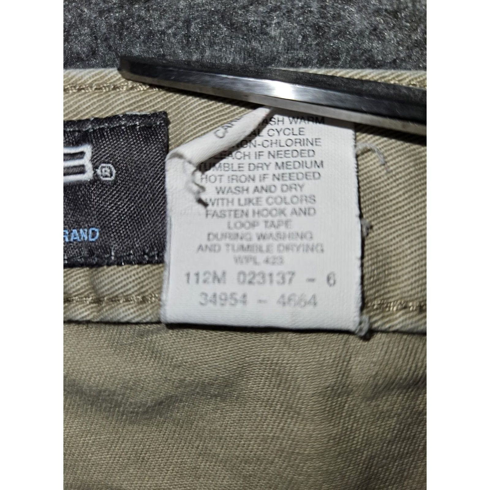 Levi's VINTAGE Levi's Silvertab Cargo Shorts Mens 36 Khaki Utility Pockets 90s Y2K Skate Baggy Casual Urban Mens Size US 36 / EU 52 - 4 Thumbnail