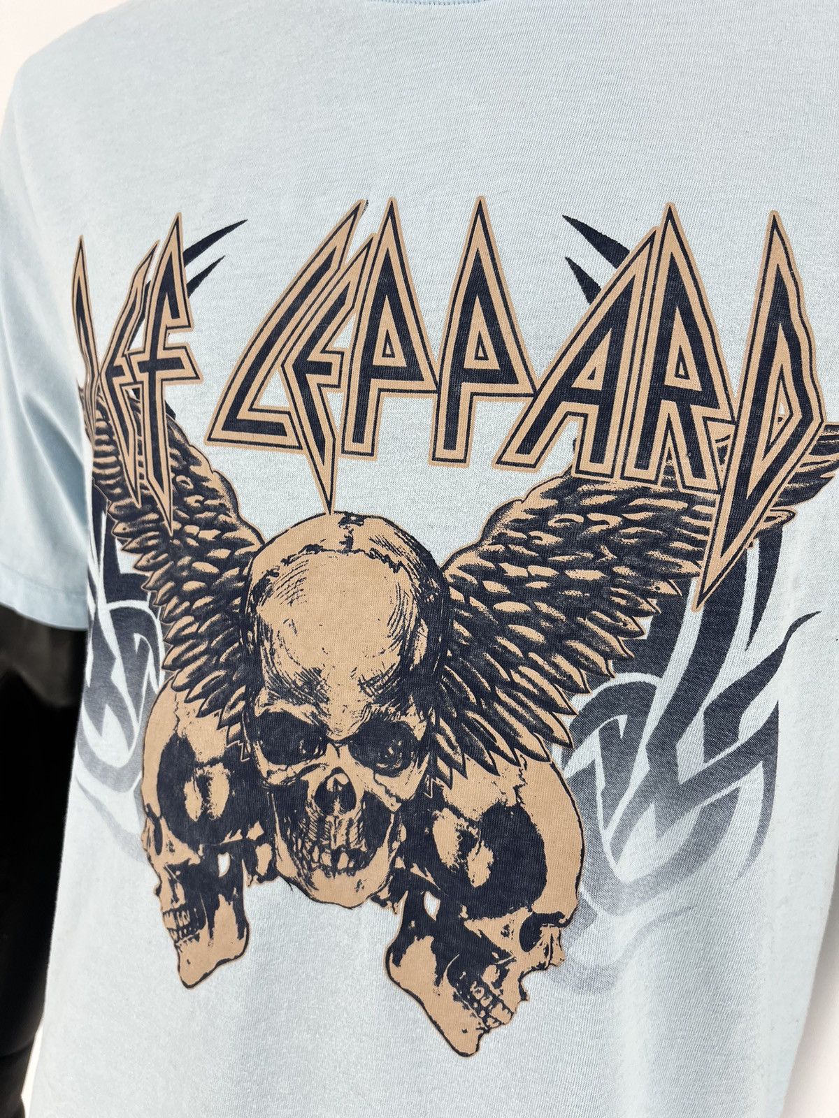 Band Tees × Def Leppard × Vintage Vintage Y2K Def Leppard Band Tee Size M Size US M / EU 48-50 / 2 - 6 Thumbnail