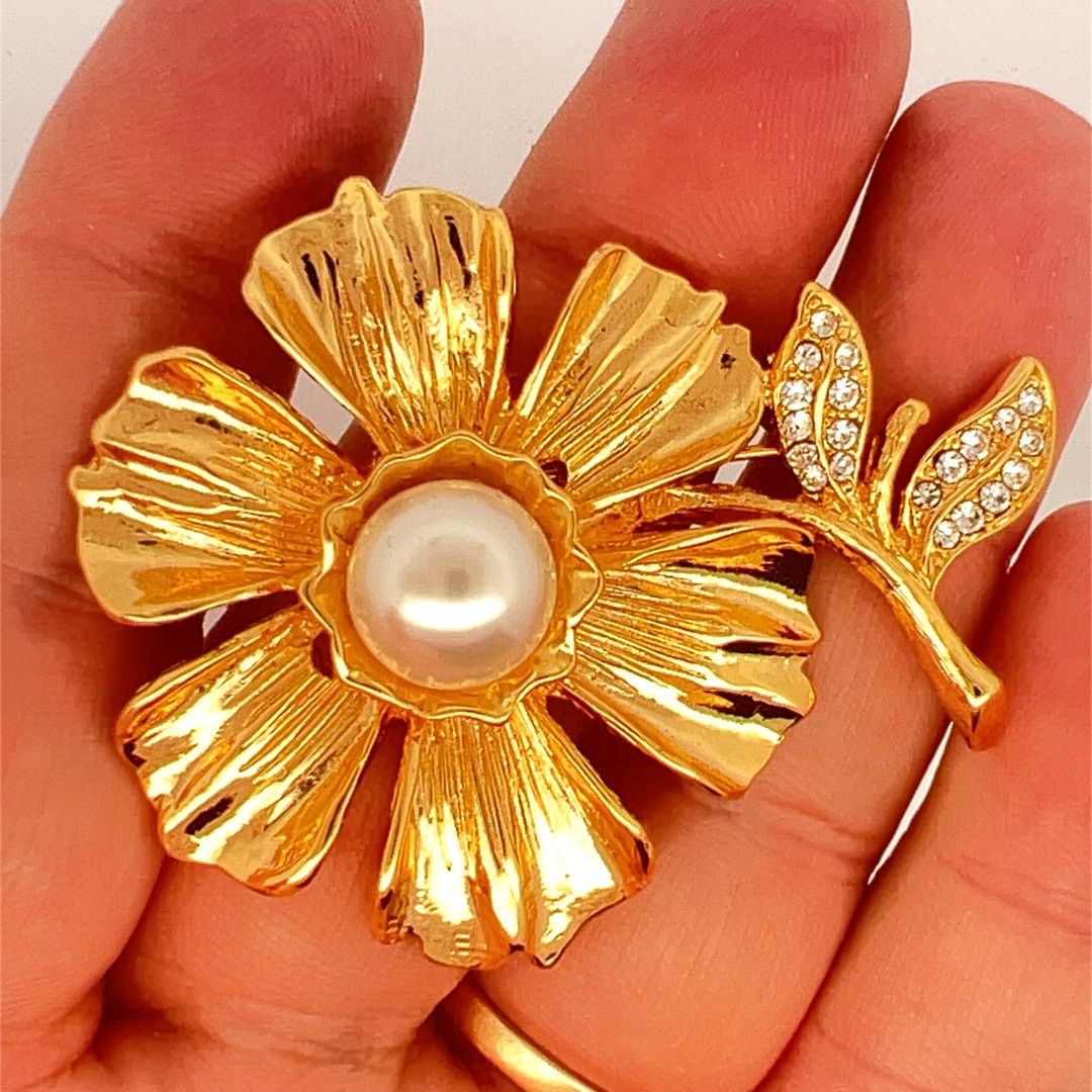 Kenneth Jay Lane KJL Kenneth Jay Lane Faux Pearl Rhinestone Flower Brooch Size ONE SIZE - 4 Thumbnail